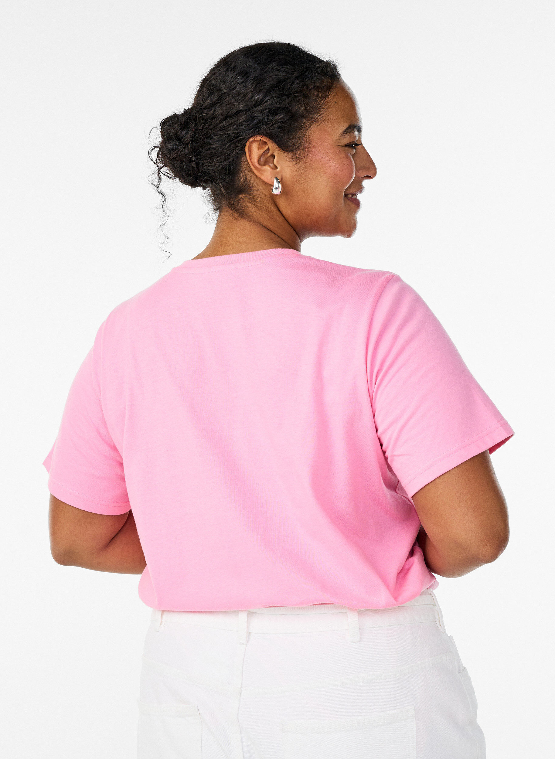 Zizzi T-shirt i bomuld med broderet tekstmotiv, Hvid, Model image number 2