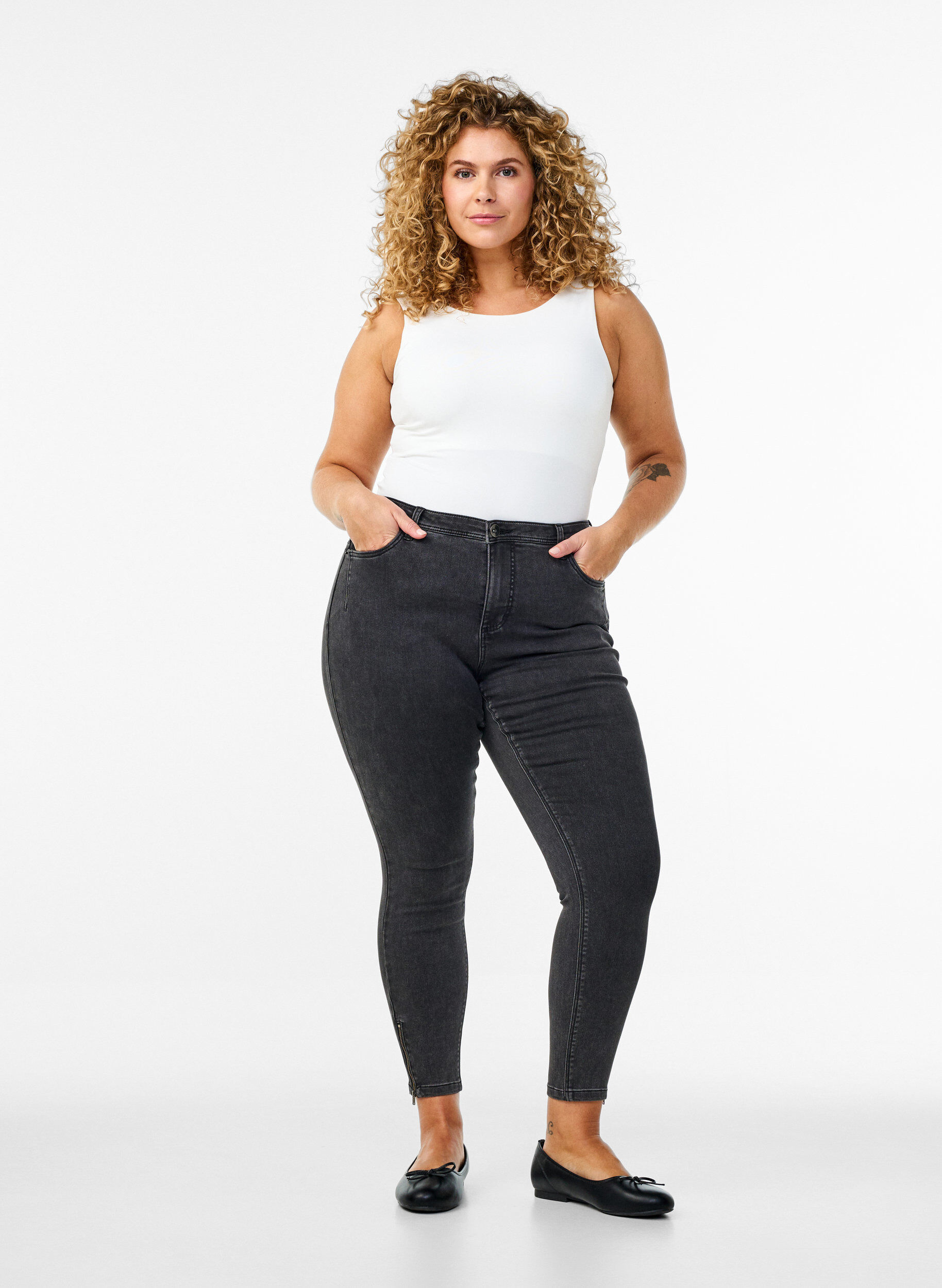 Cropped Amy jeans med lynl&aring;sdetalje, Gr&aring;, Model