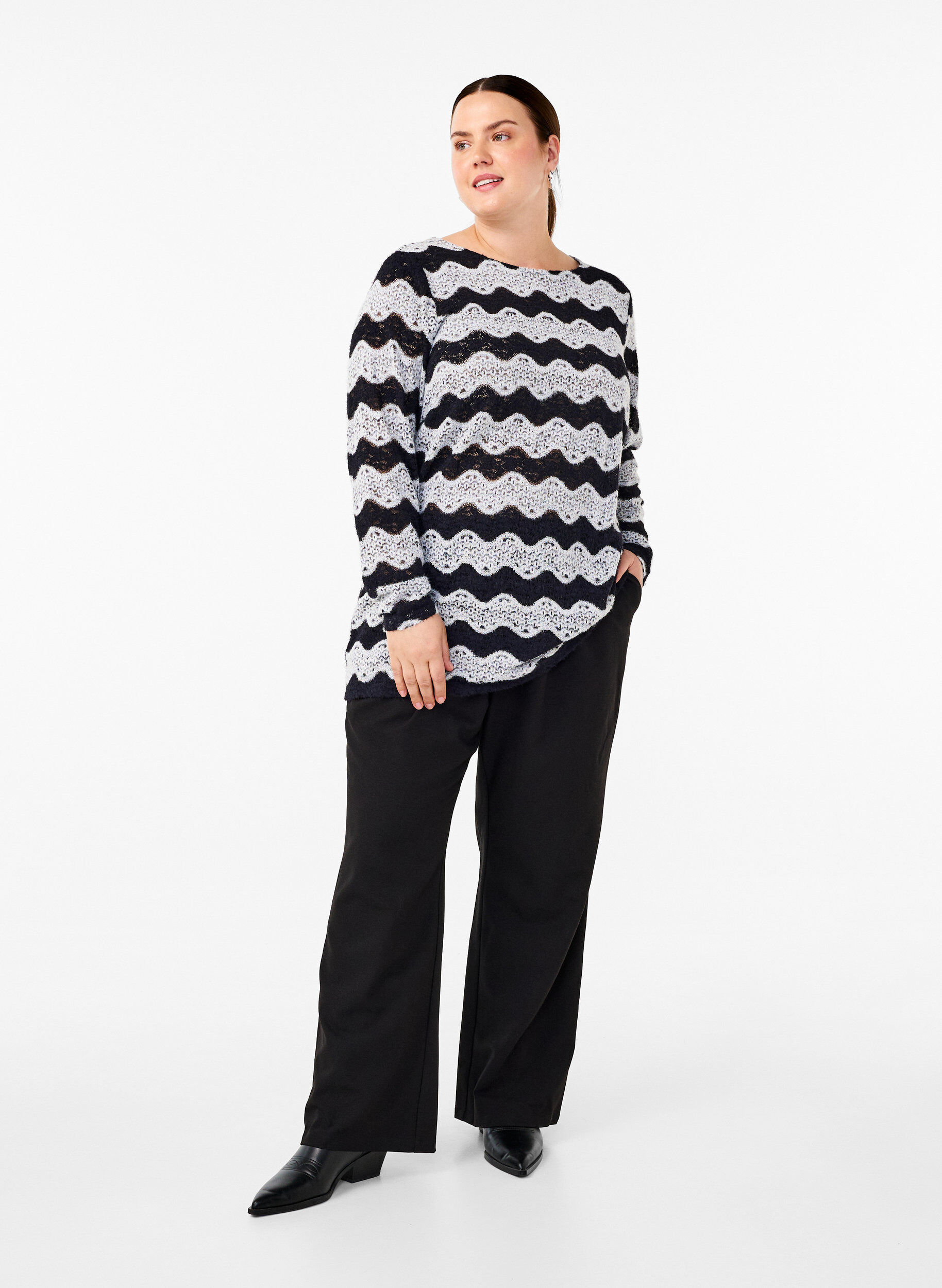 Zizzi Strikbluse med b&oslash;lgem&oslash;nster, Black Stripe, Model image number 2