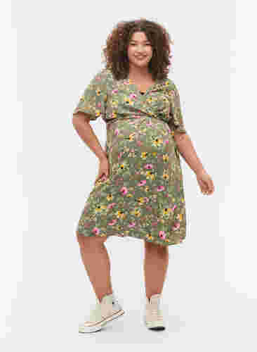 Graviditets kjole i viskose med wrap, Green Flower Print, Model image number 2