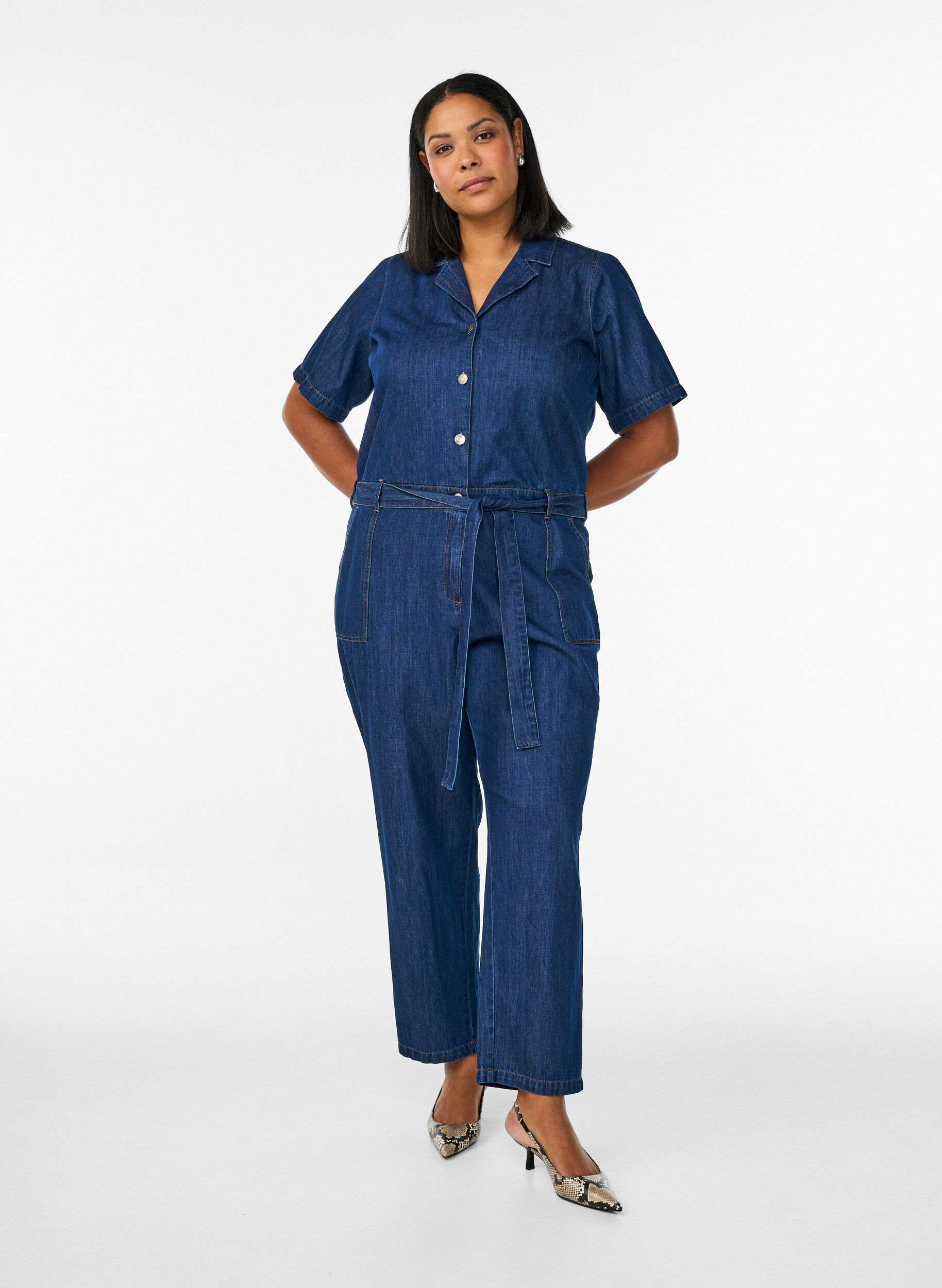 Zizzi Denim jumpsuit med korte &aelig;rmer og bindeb&aelig;lte, Bl&aring;, Model image number 0