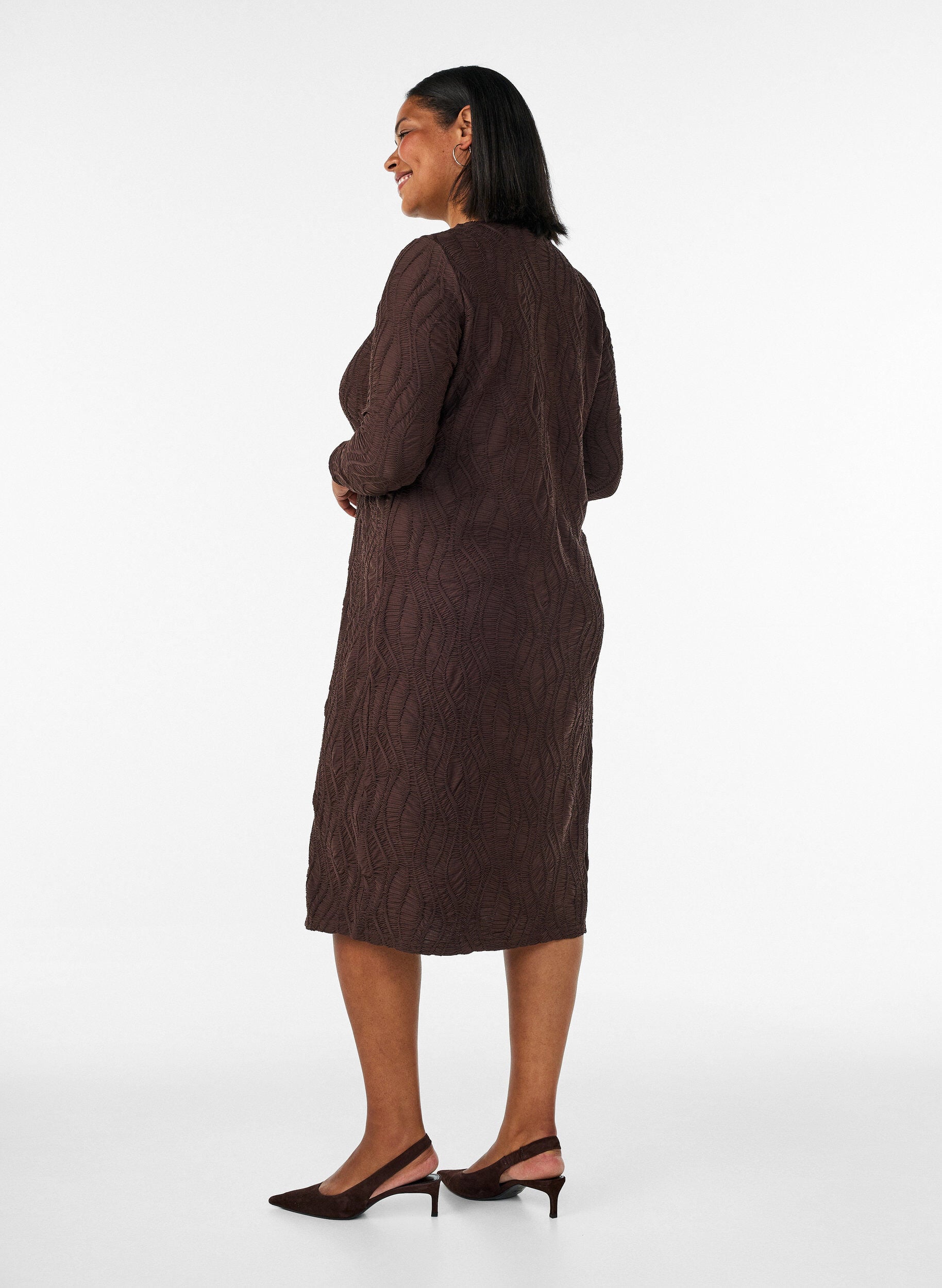 ZizziMidikjole med b&oslash;lgende struktur og lange &aelig;rmer, Brun, Model image number 1