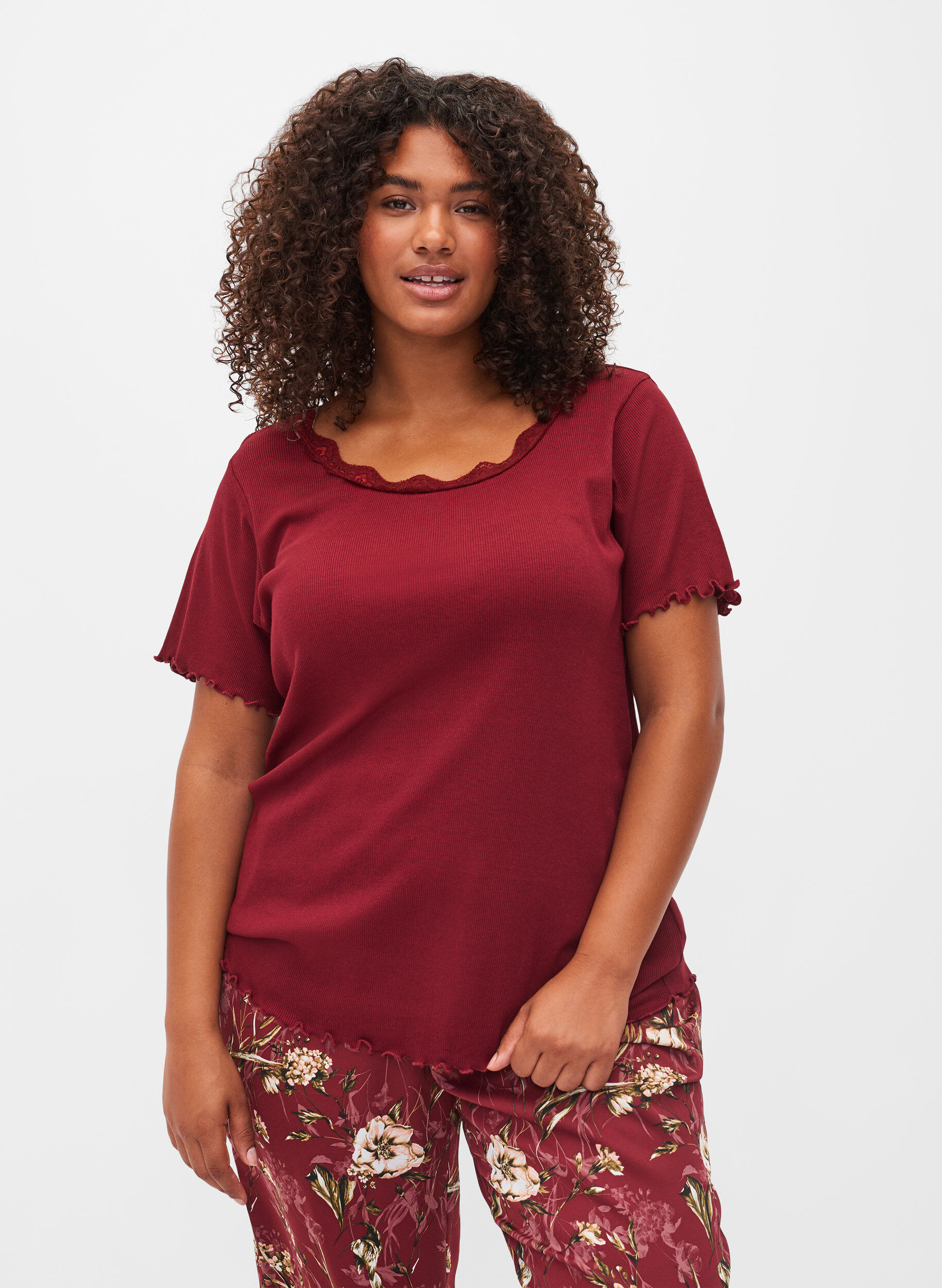 Zizzi Kort&aelig;rmet natbluse med blondekant, Cabernet, Model image number 0