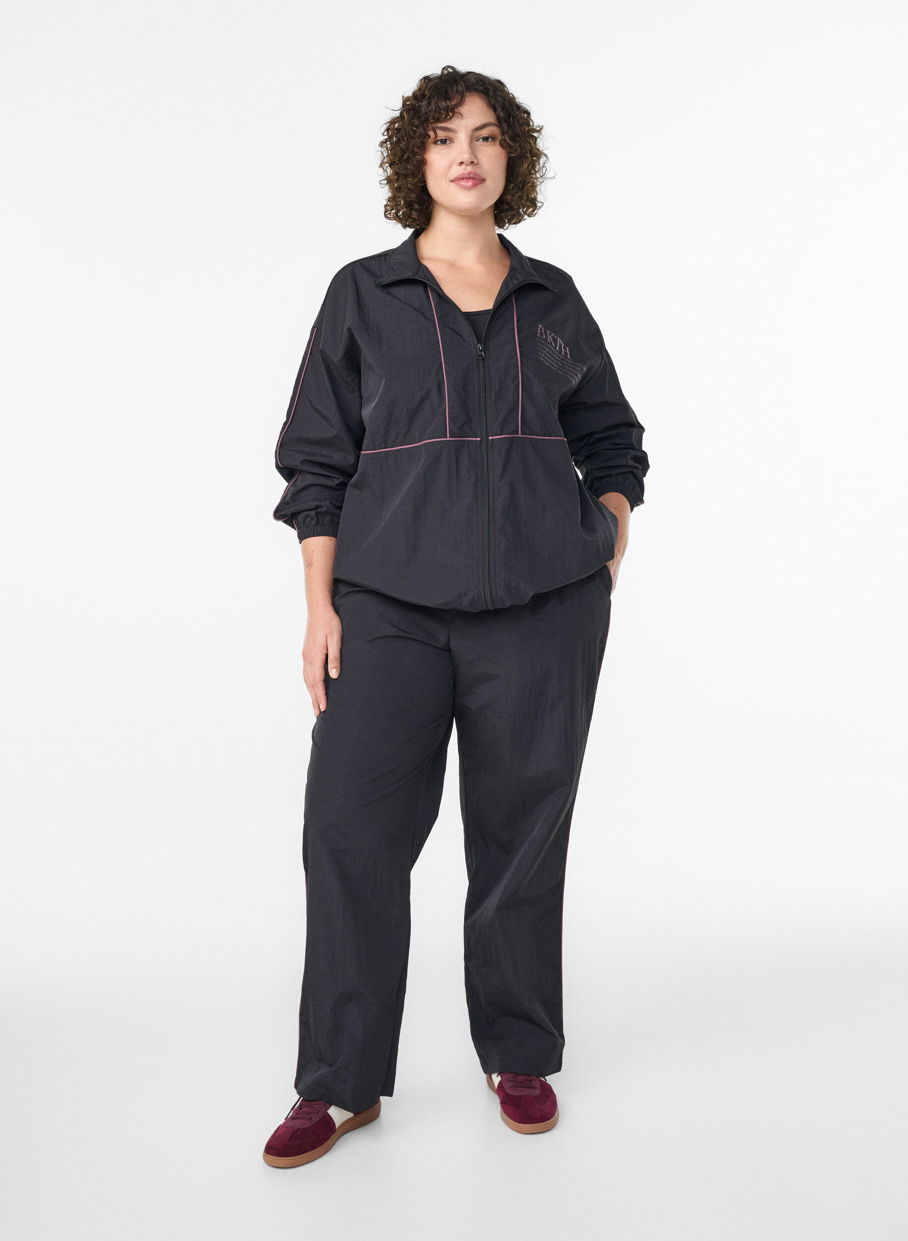 Zizzi Letv&aelig;gtsjakke med kontrastpipings, Sort, Model image number 1