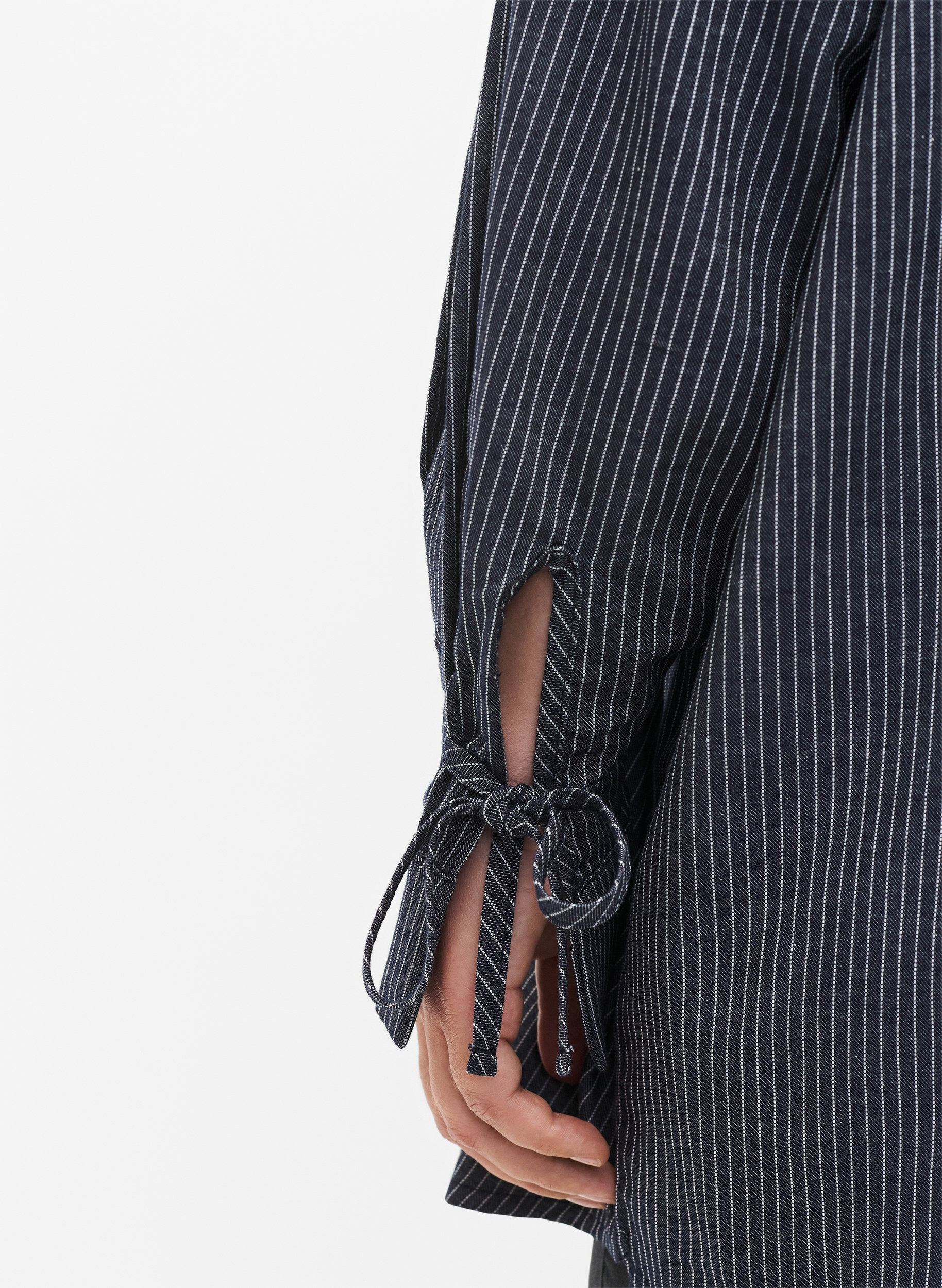 Zizzi Skjorte med bindedetalje p&aring; &aelig;rmet, Navy Stripe, Model image number 2