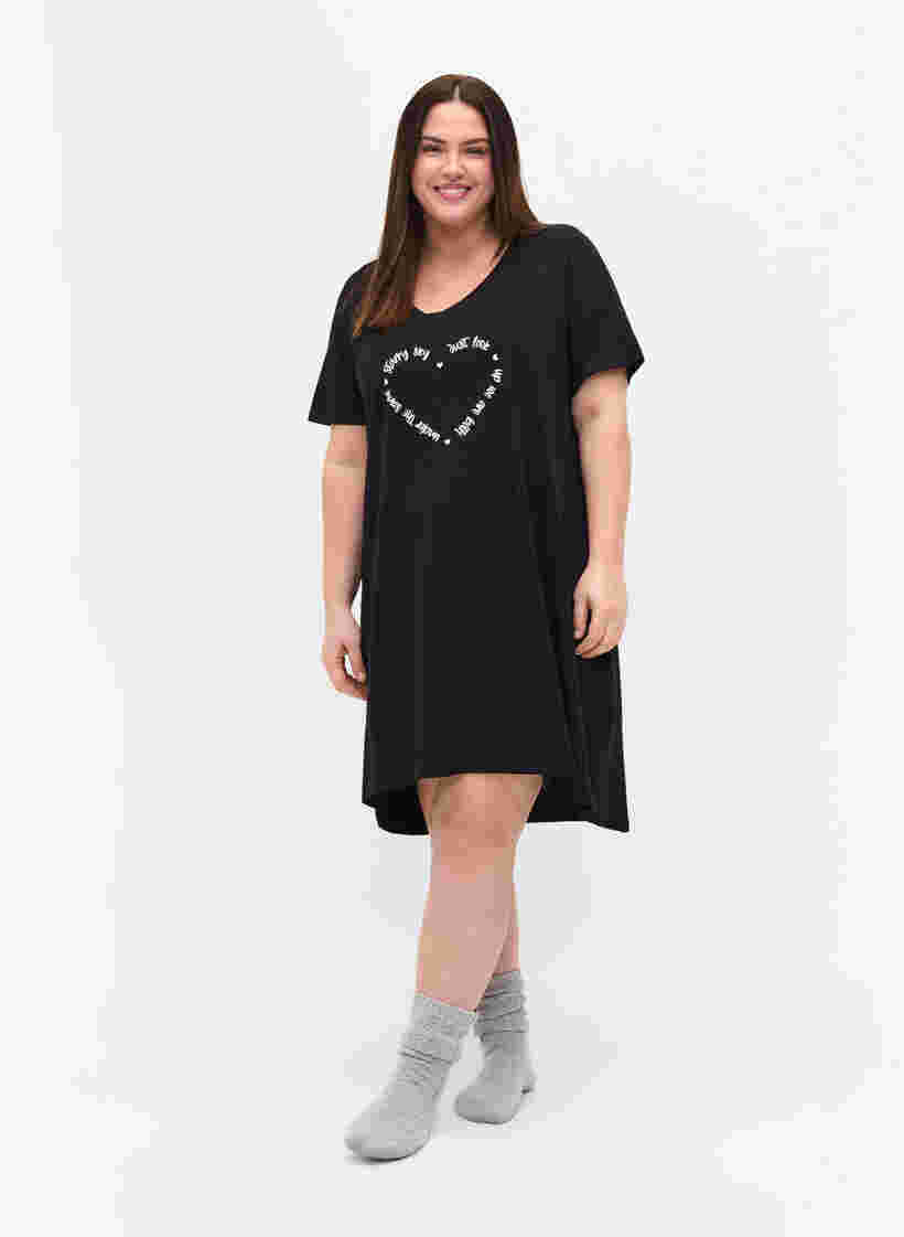 Kortærmet natkjole i bomuld, Black w. White HEART, Model image number 2
