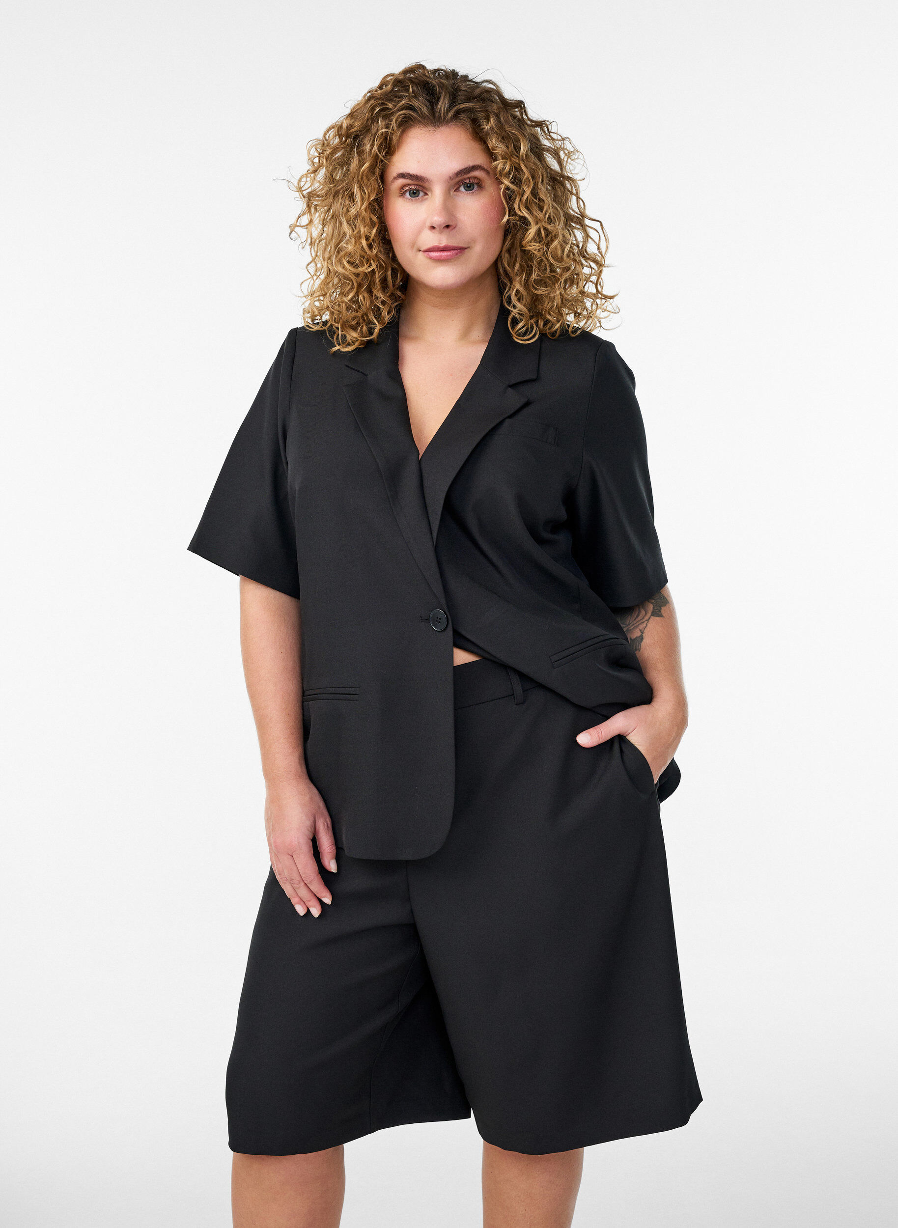 L&oslash;se bermudashorts med h&oslash;j talje, Sort, Model