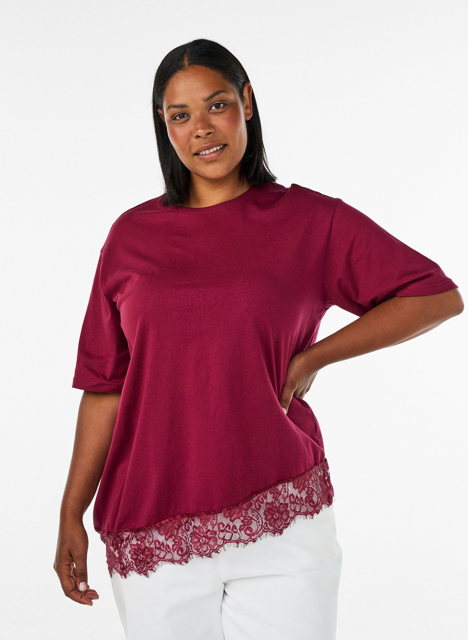 T-shirt med asymmetrisk blondekant, R&oslash;d, Model