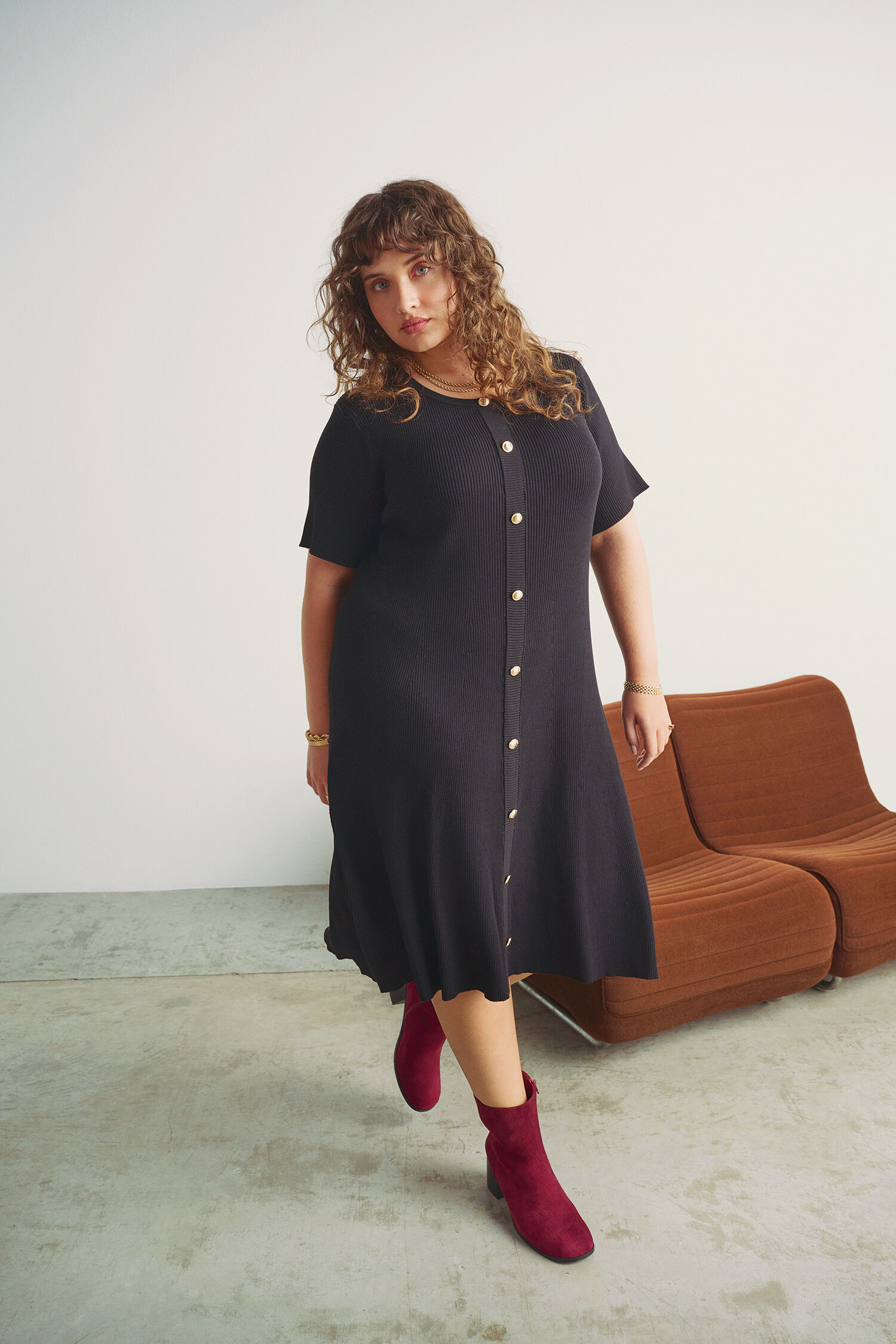 Strikkjole med guldknapper, , Model