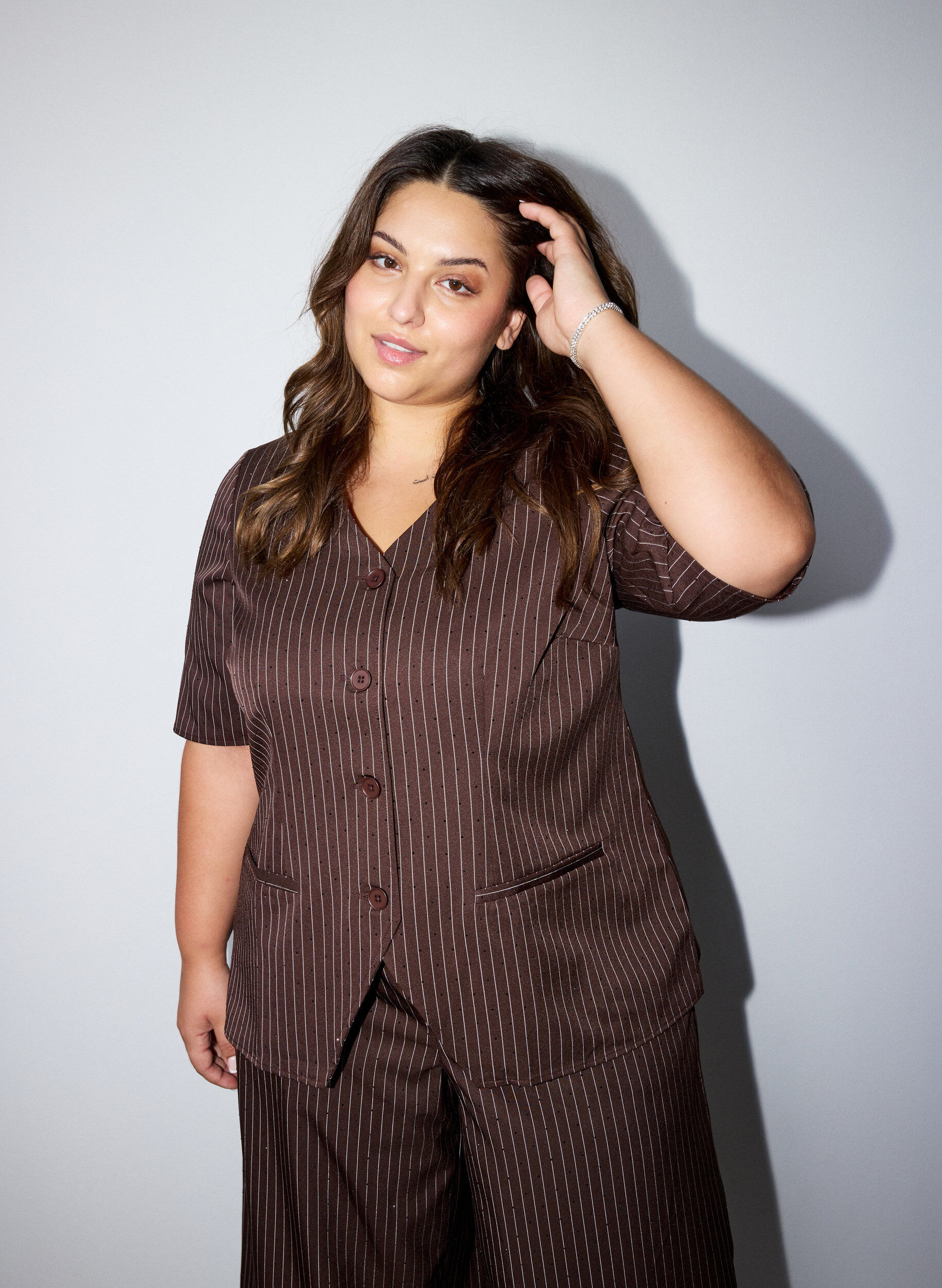 ZizziN&aring;lestribet bluse med rhinsten og knapper, Brun, Model image number 0