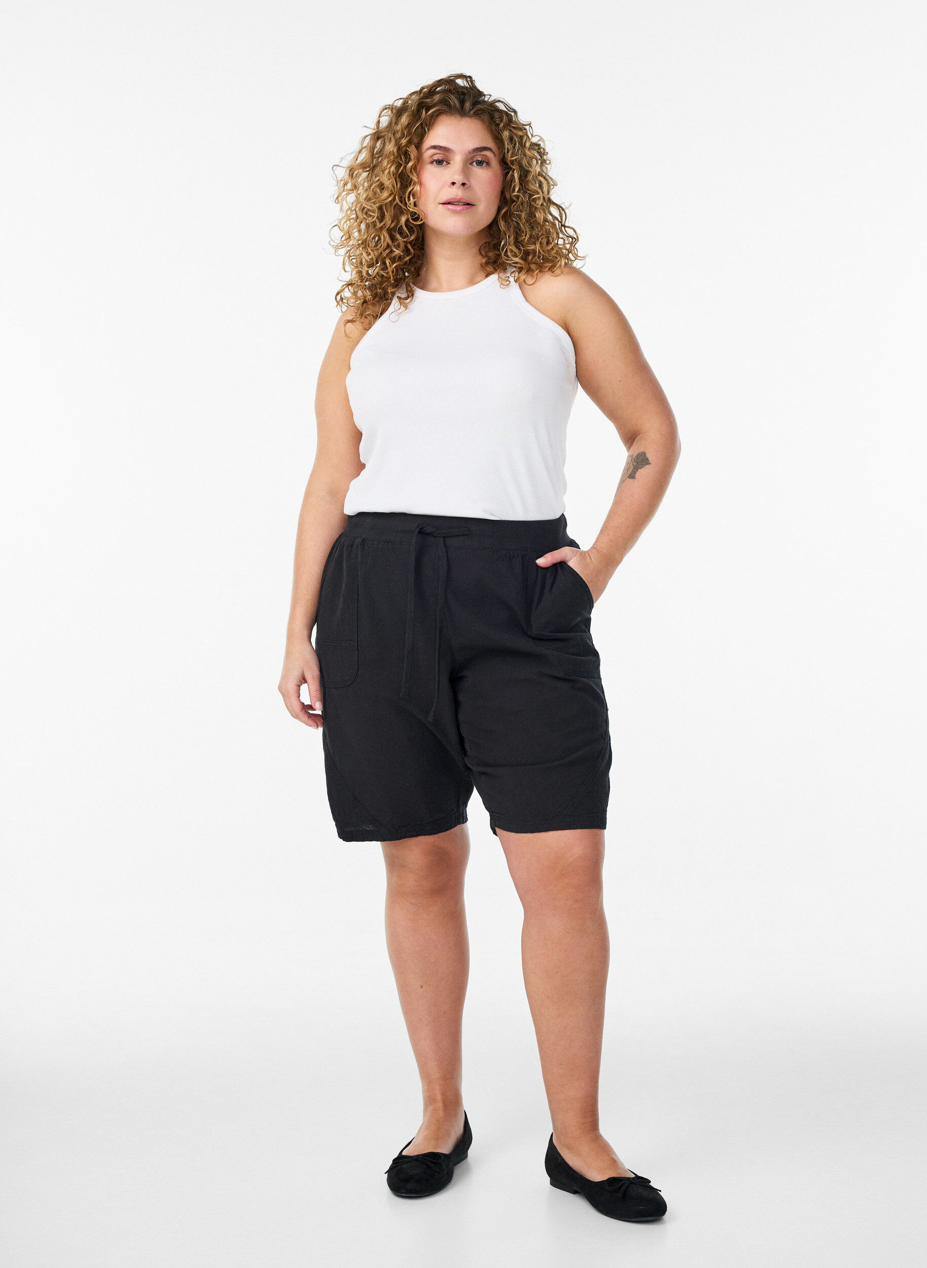 Zizzi L&oslash;se shorts i bomuld med lommer, Sort, Model image number 1