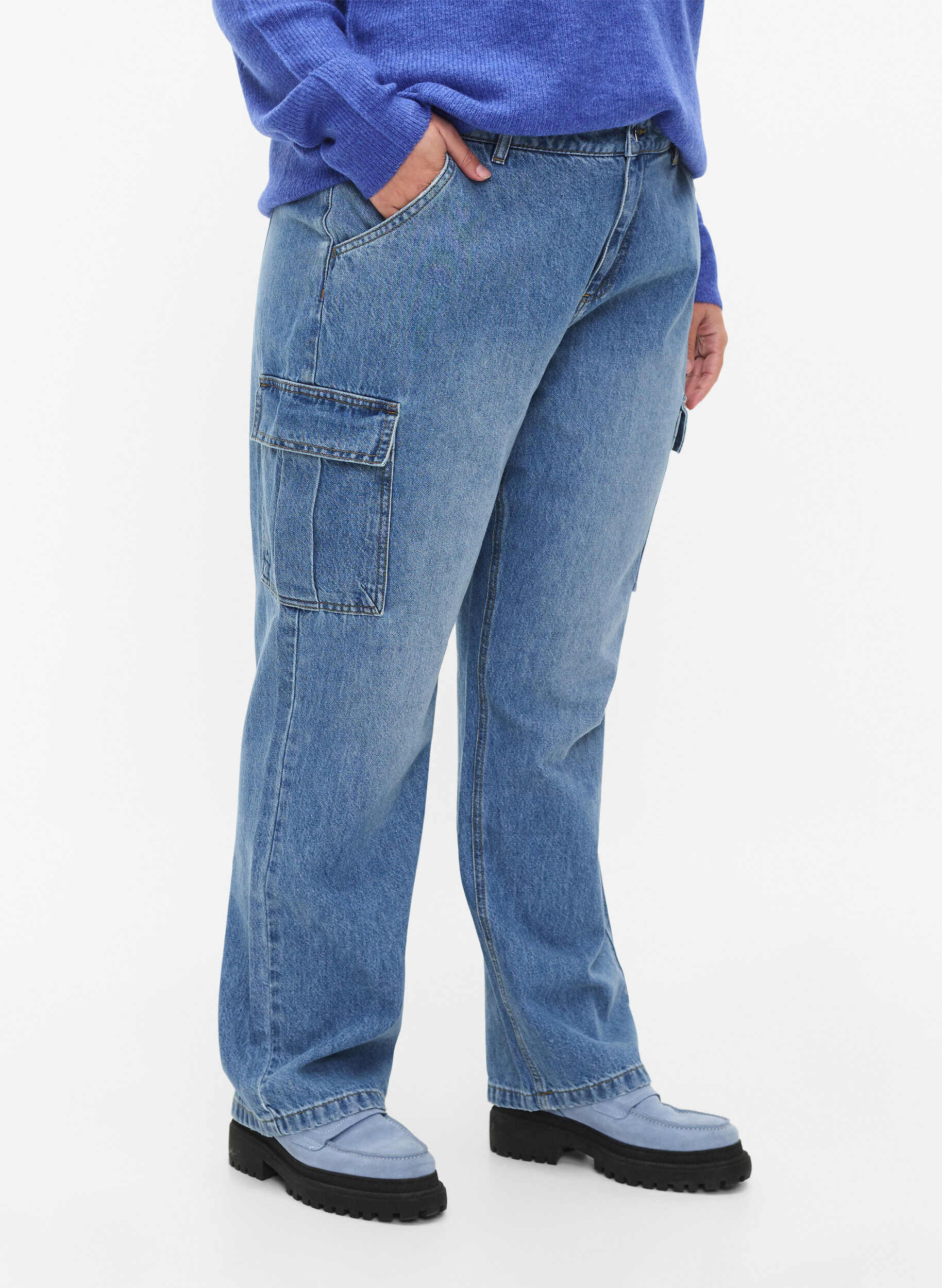 Zizzi L&oslash;stsiddende jeans med cargolommer, Light blue, Model image number 2