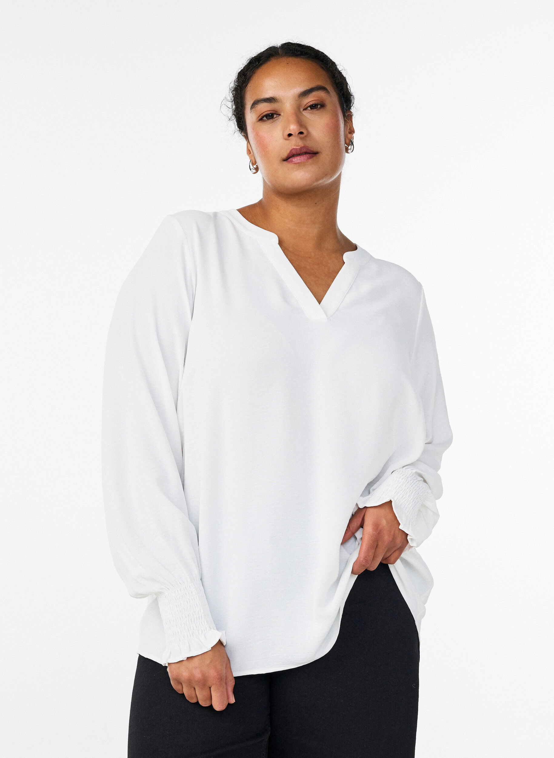 Bluse med smock manchetter og V-udsk&aelig;ring, Vanilla, Model