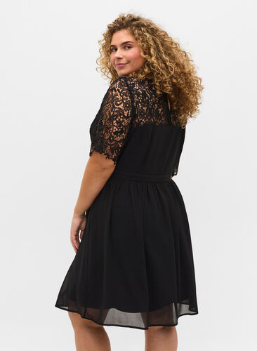 Kortærmet kjole med blondeoverdel, Black, Model image number 1