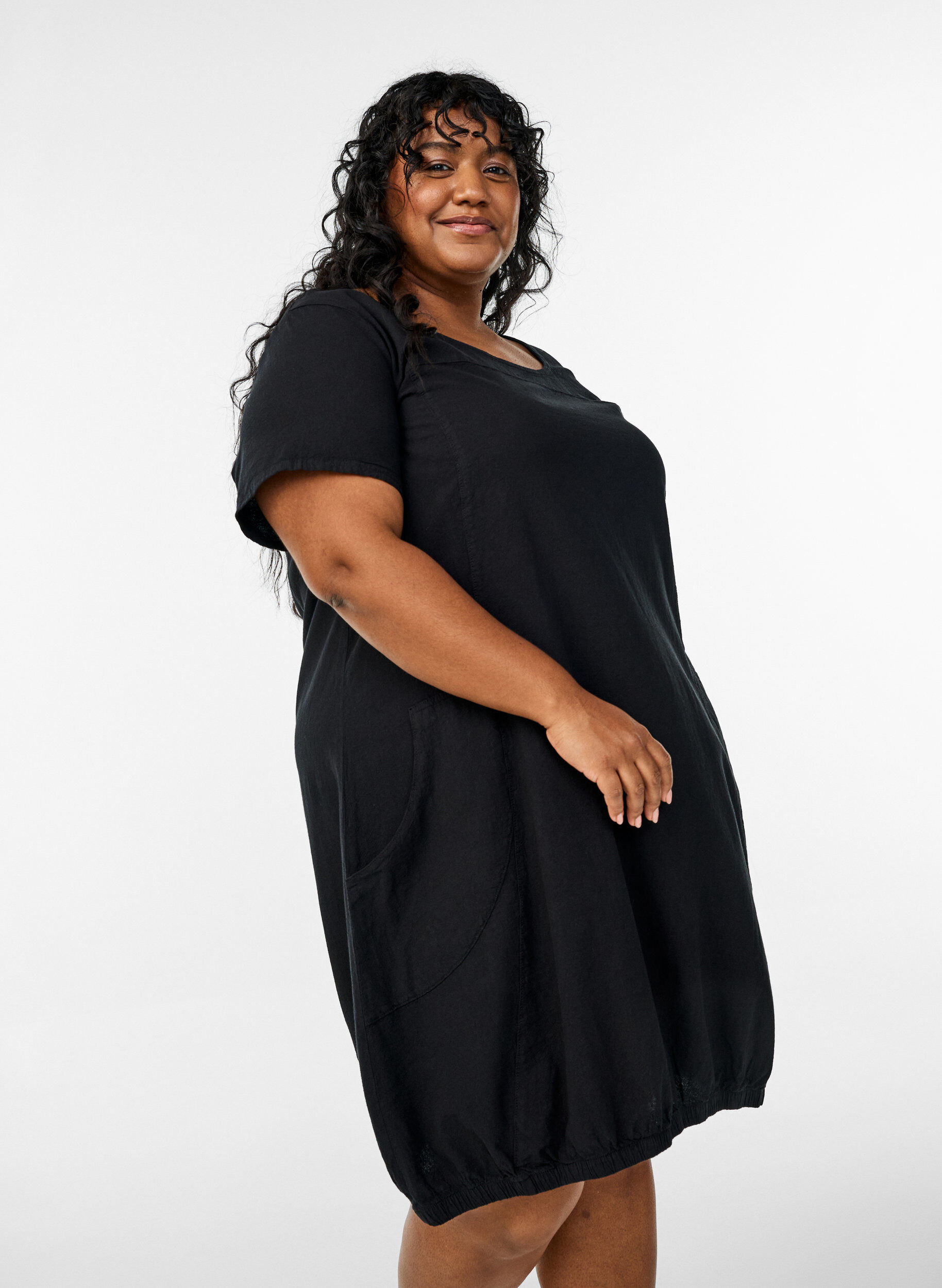 Kort&aelig;rmet kjole i bomuld, Sort, Model