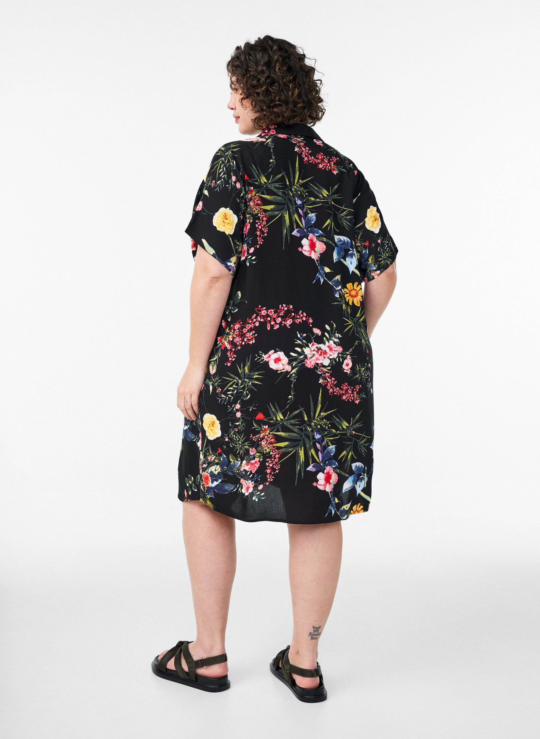 Zizzi L&oslash;stsiddende lang skjorte i viskose, Sort, Model image number 2