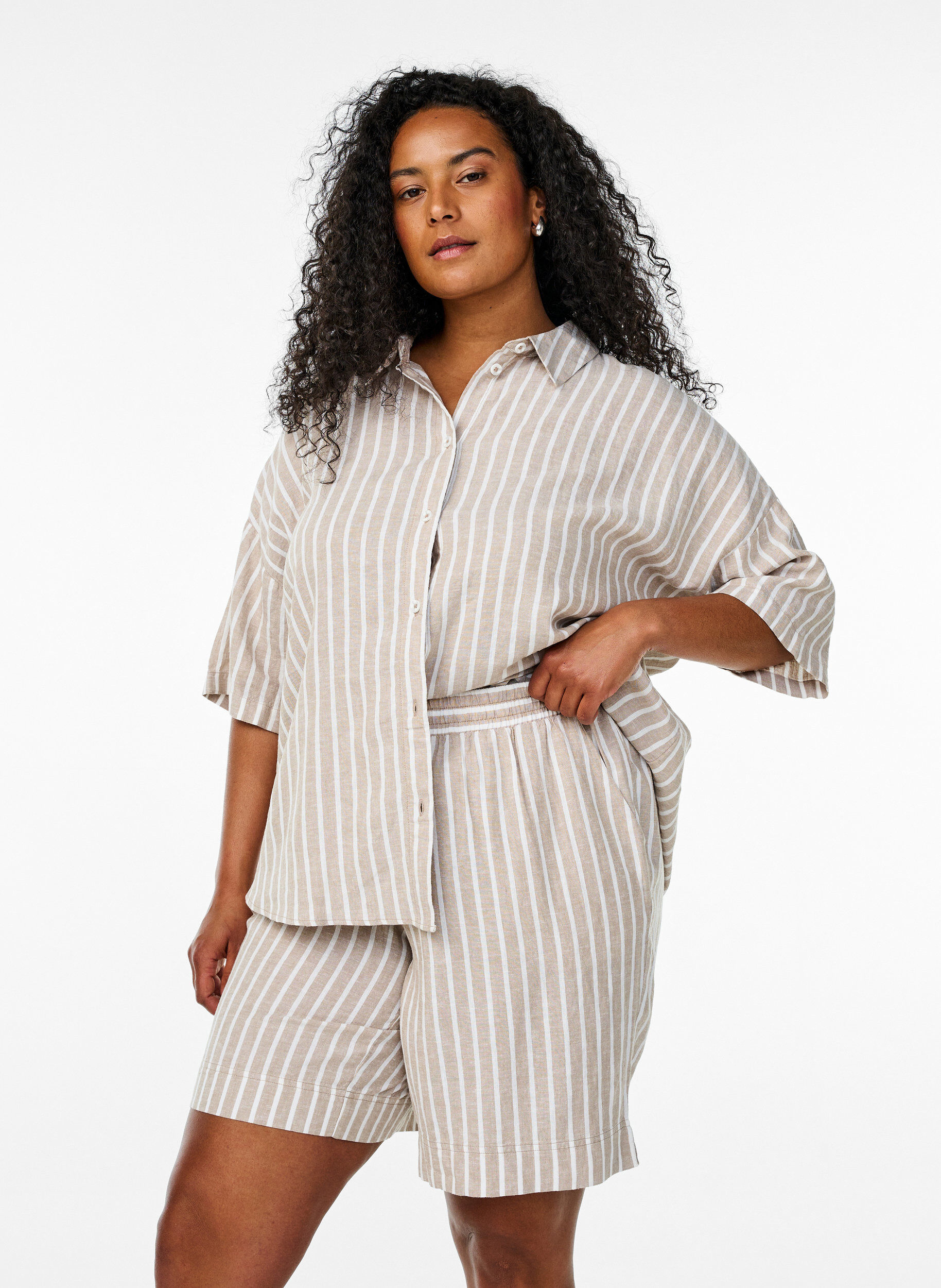 Stribede shorts i h&oslash;r og viskose, Beige, Model