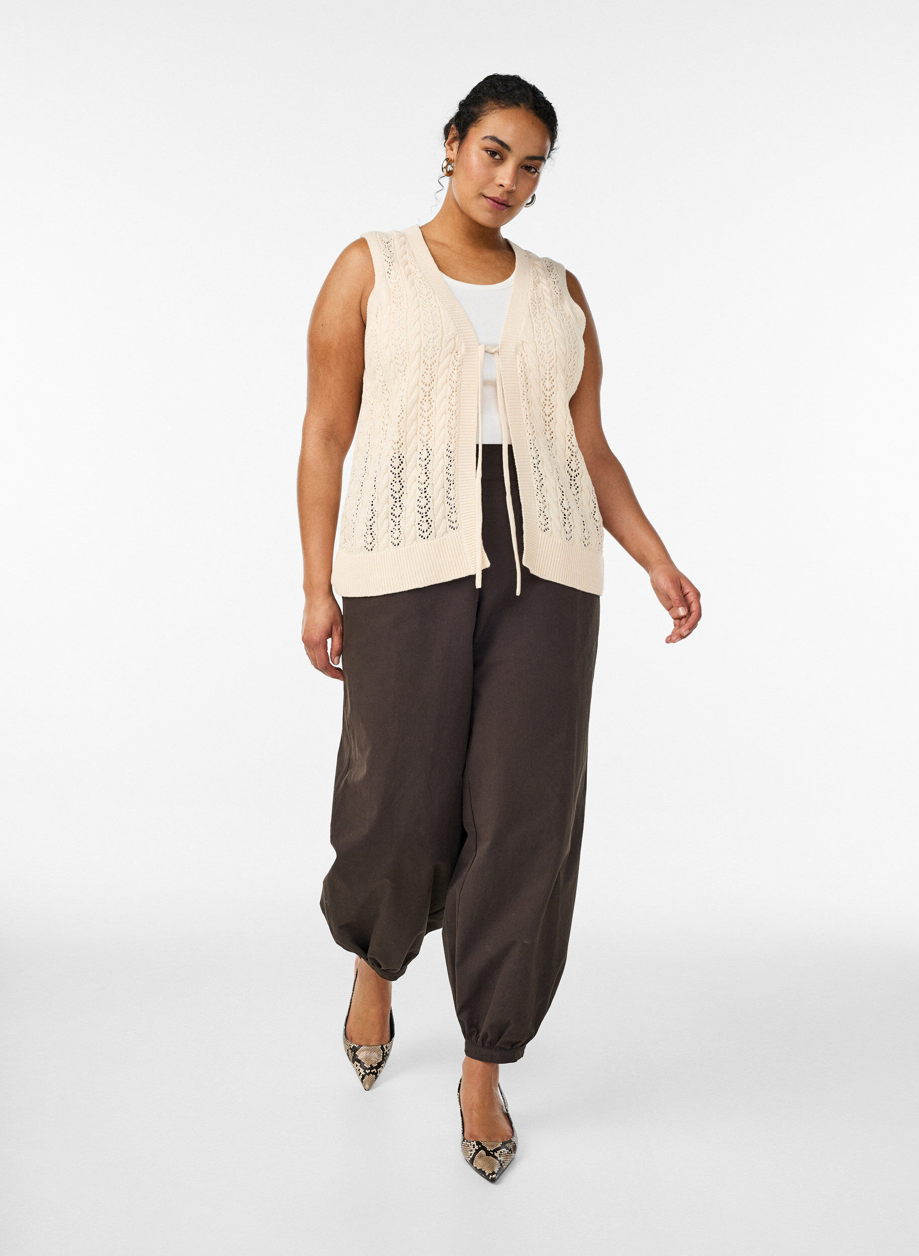 Zizzi Strikket vest med hulm&oslash;nster og bindeb&aring;nd, Beige, Model image number 1