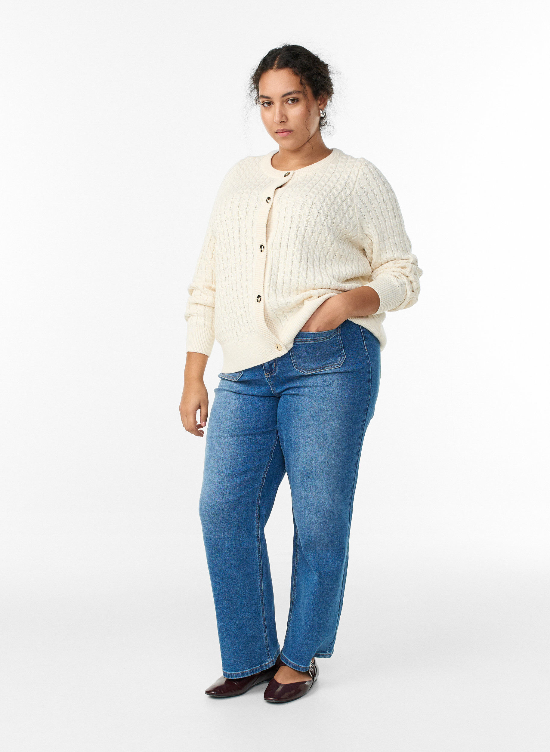 Zizzi Kabelstrikket cardigan med gyldne knapper, Vanilla, Model image number 1