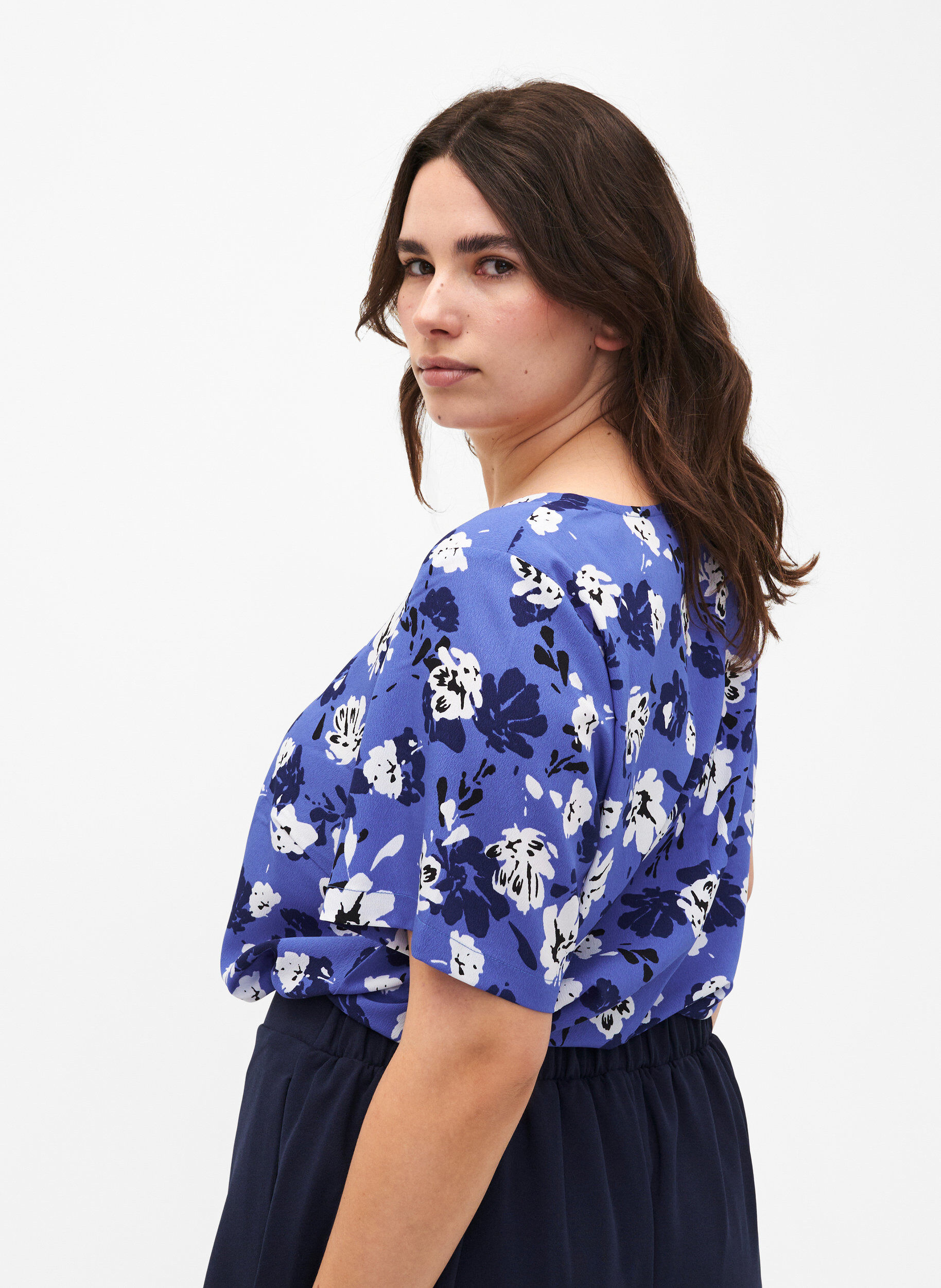 Zizzi FLASH - Bluse med korte &aelig;rmer og print, Amparo Blue Flower, Model image number 1