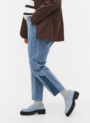 Cropped Mille mom jeans med color-block , Blue denim, Model image number 2