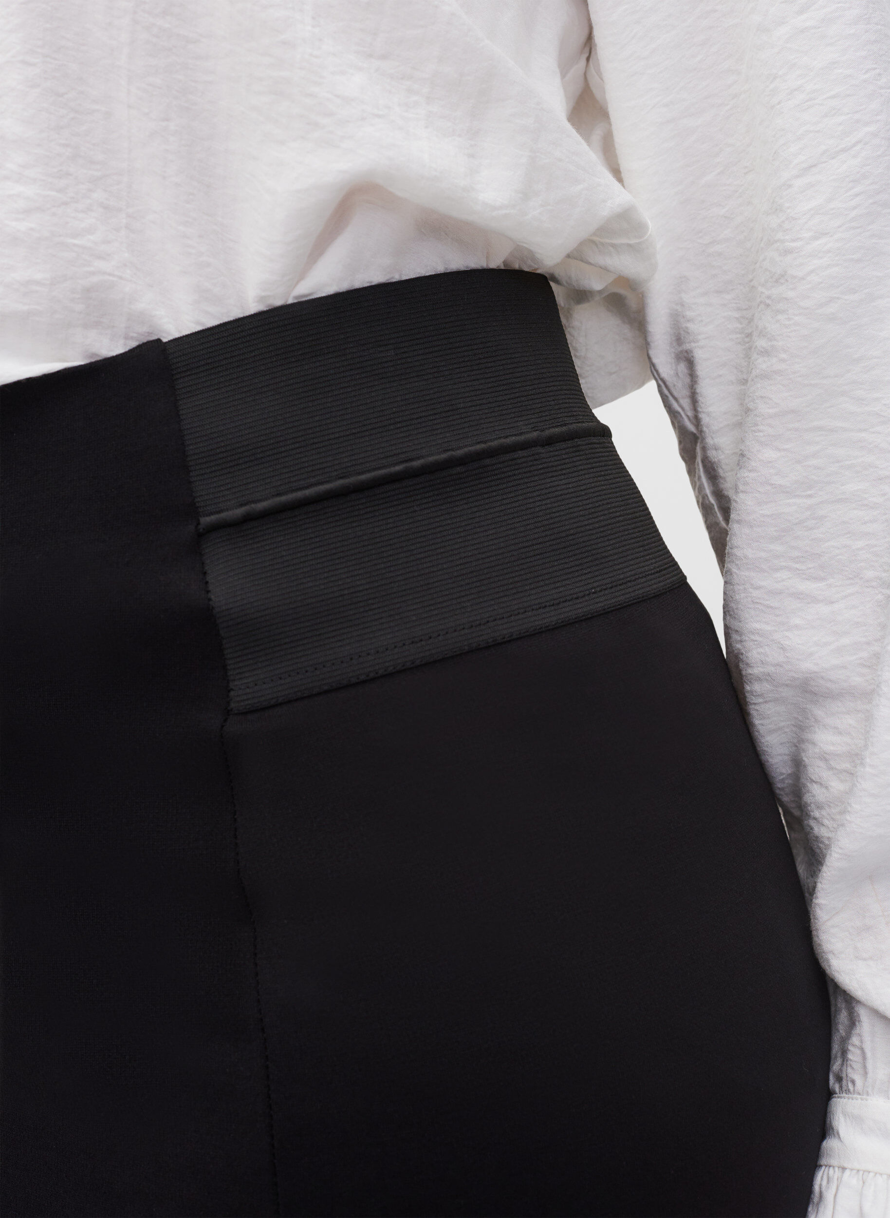 Zizzi T&aelig;tsiddende nederdel med elastik i taljen , Sort, Model image number 3