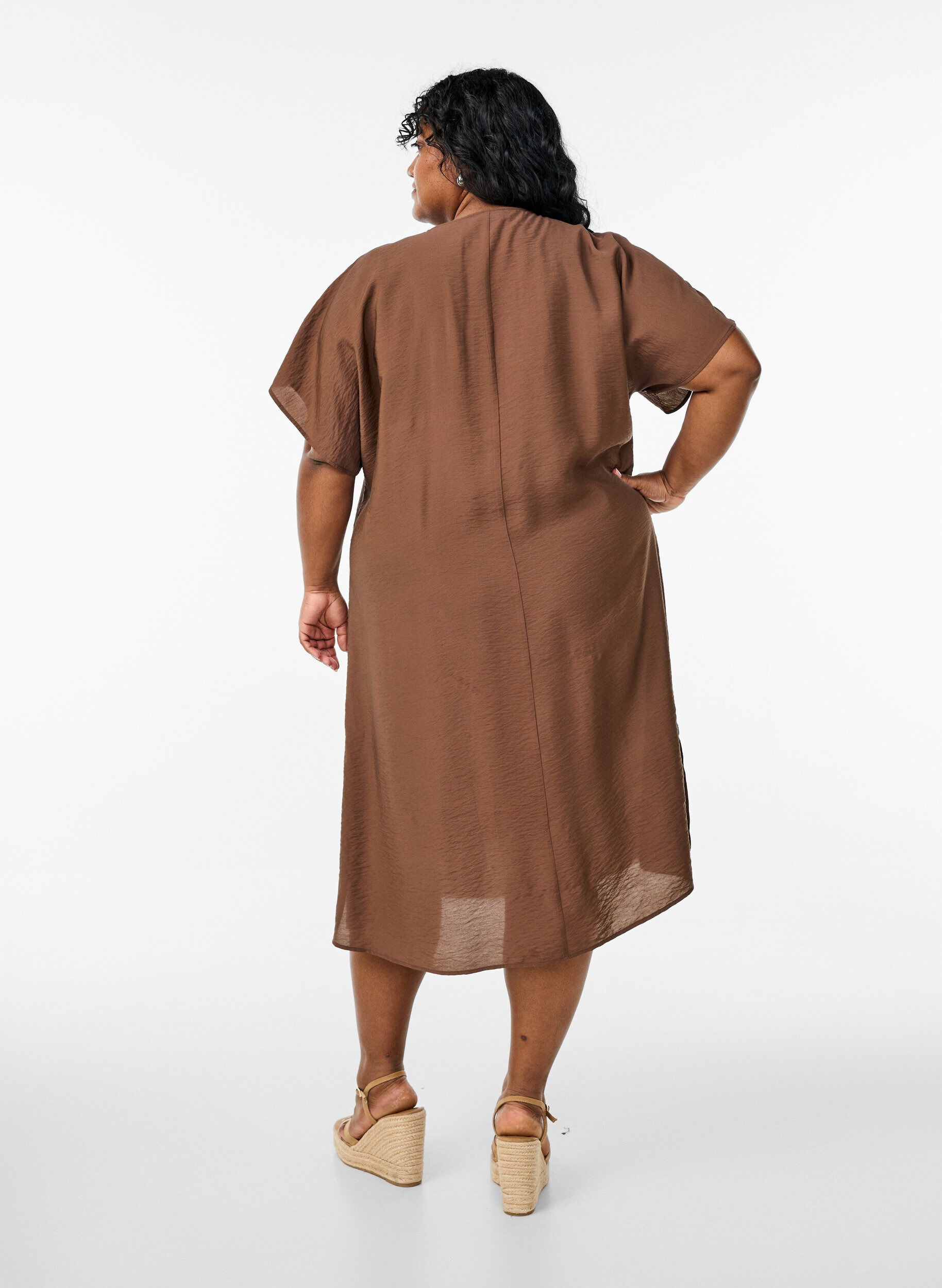 ZizziV-hals kjole i viskose, Brun, Model image number 2