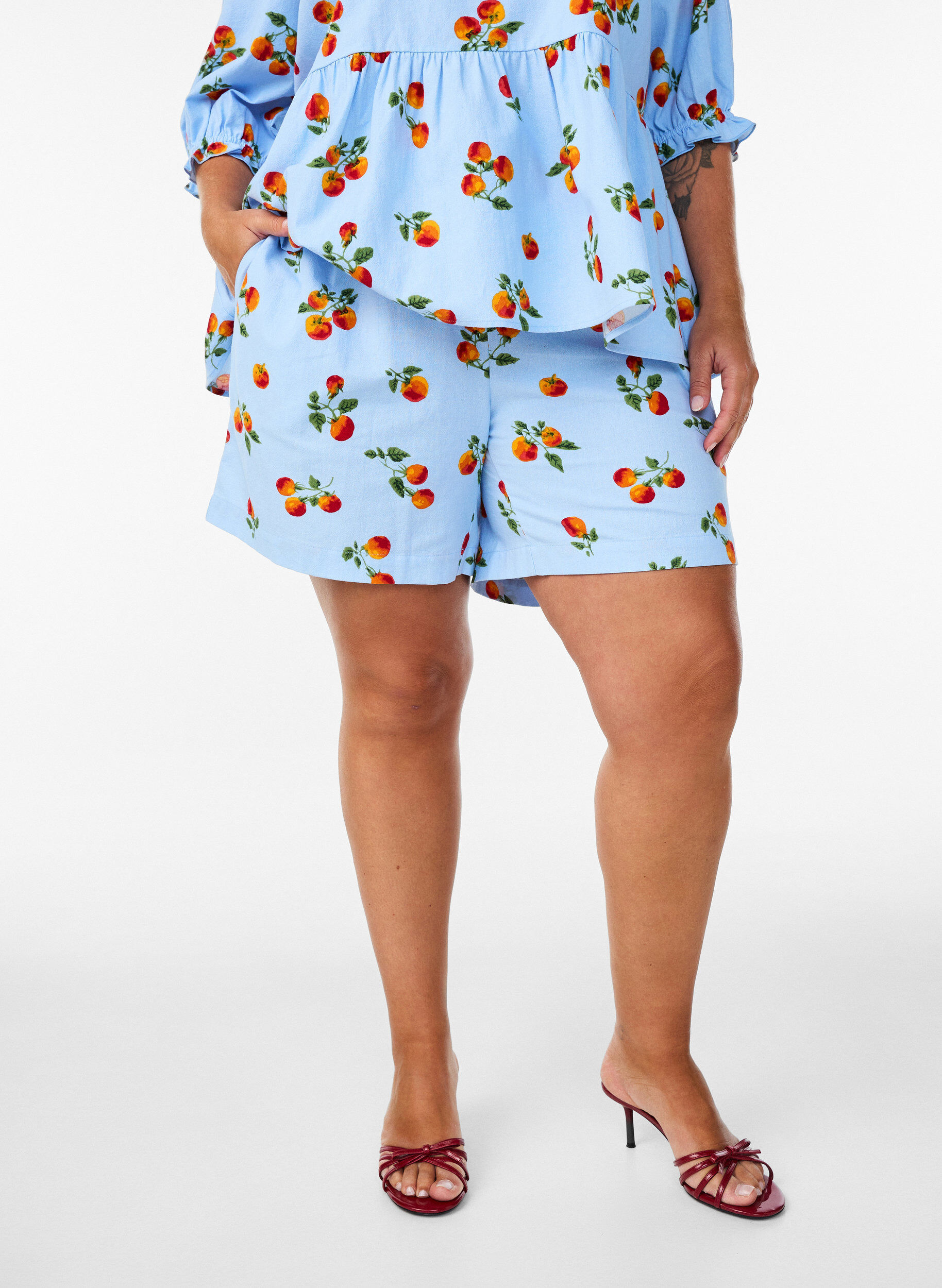 Shorts i bomuld med tomatprint og h&oslash;j talje, Bl&aring;, Model