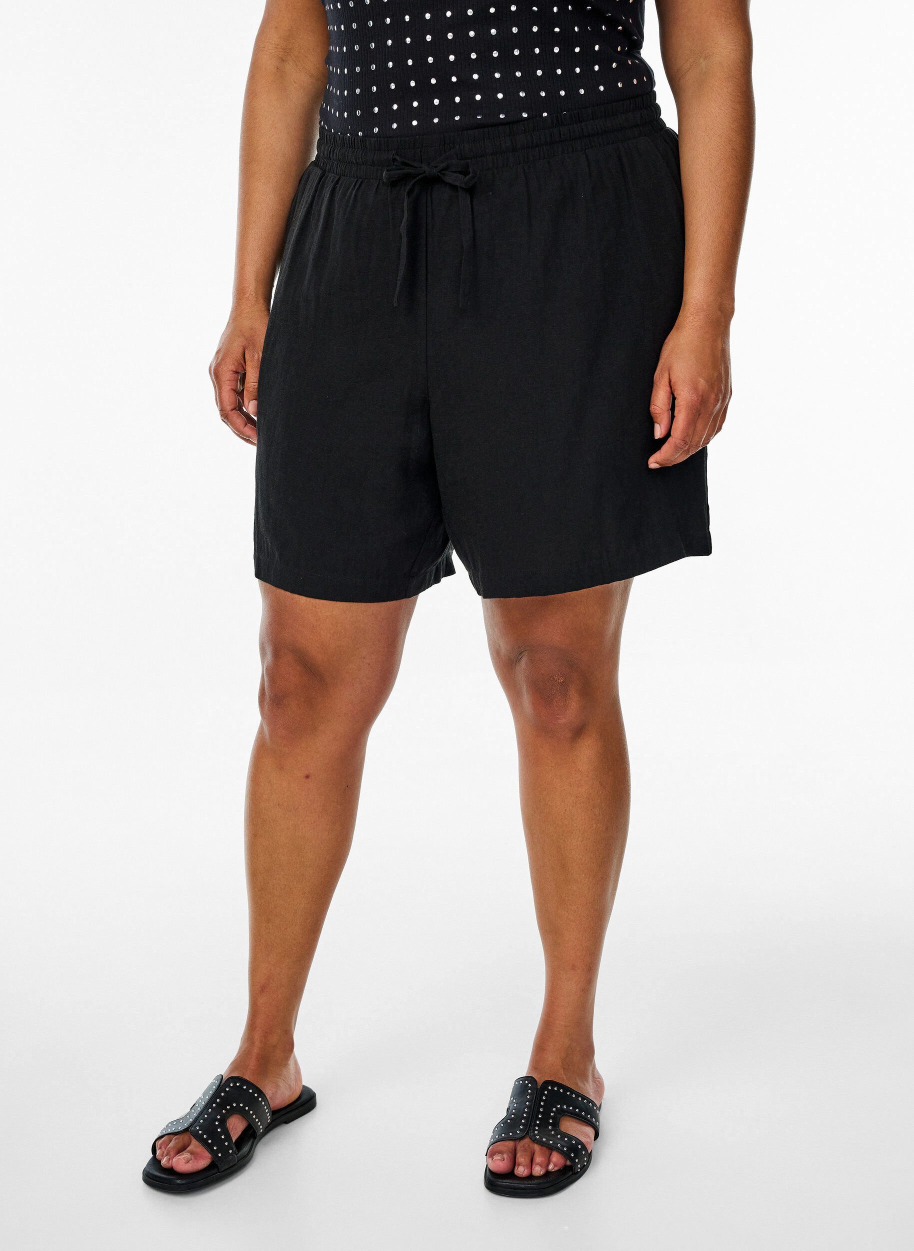 Zizzi L&oslash;se shorts i h&oslash;r og viskose, Sort, Model image number 3