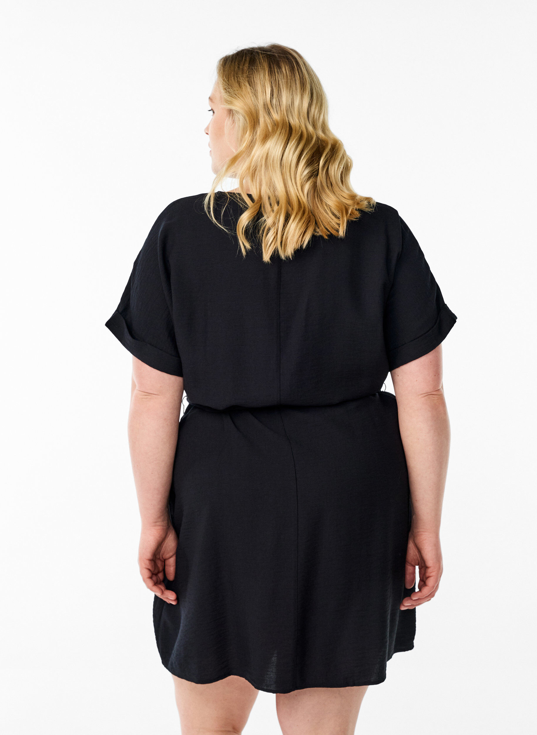 Zizzi Kort kjole med l&oslash;s pasform og bindeb&aelig;lte, Sort, Model image number 2