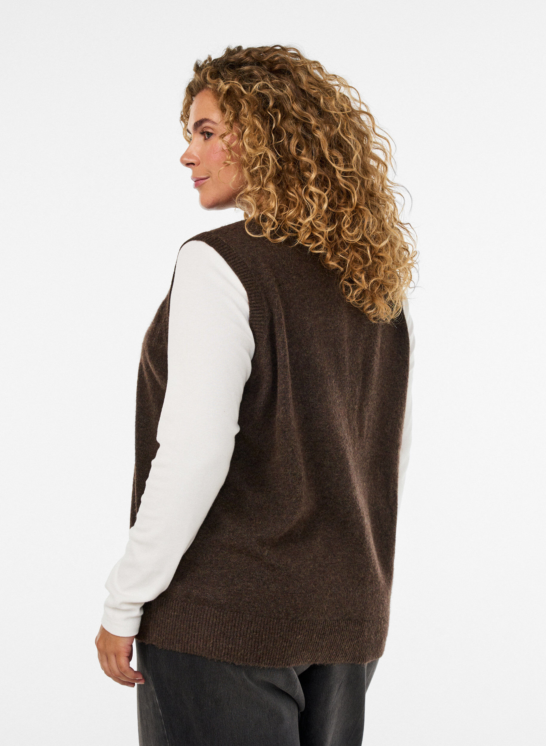 ZizziStrikket vest med dekorative knapper, Brun, Model image number 2