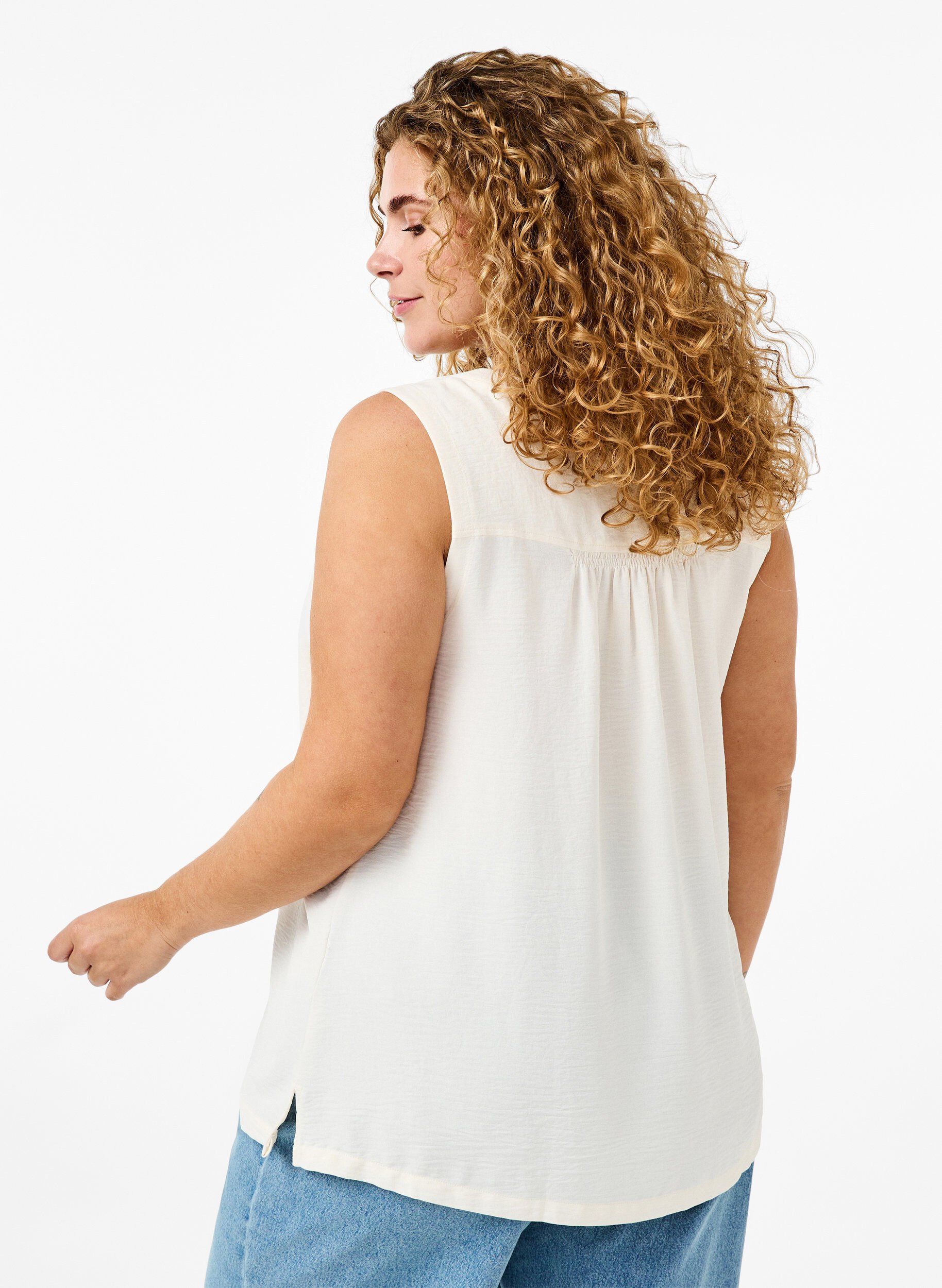 Zizzi&AElig;rmel&oslash;s top med rynkedetaljer, Vanilla, Model image number 2