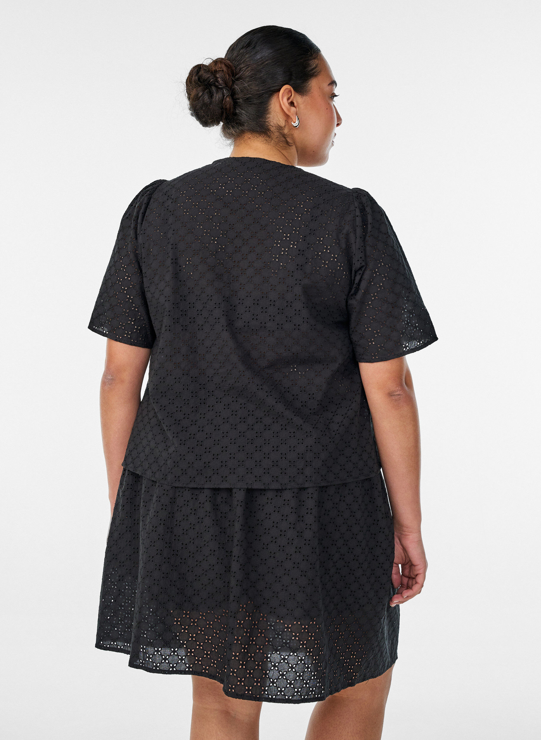 ZizziBluse i broderie anglaise med knaplukning, Sort, Model image number 2