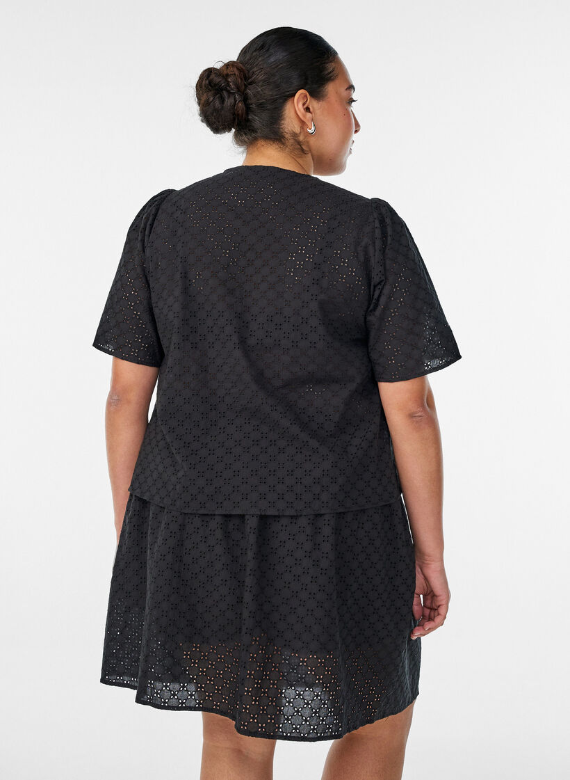 Bluse i broderie anglaise med knaplukning, Sort, Model image number 2