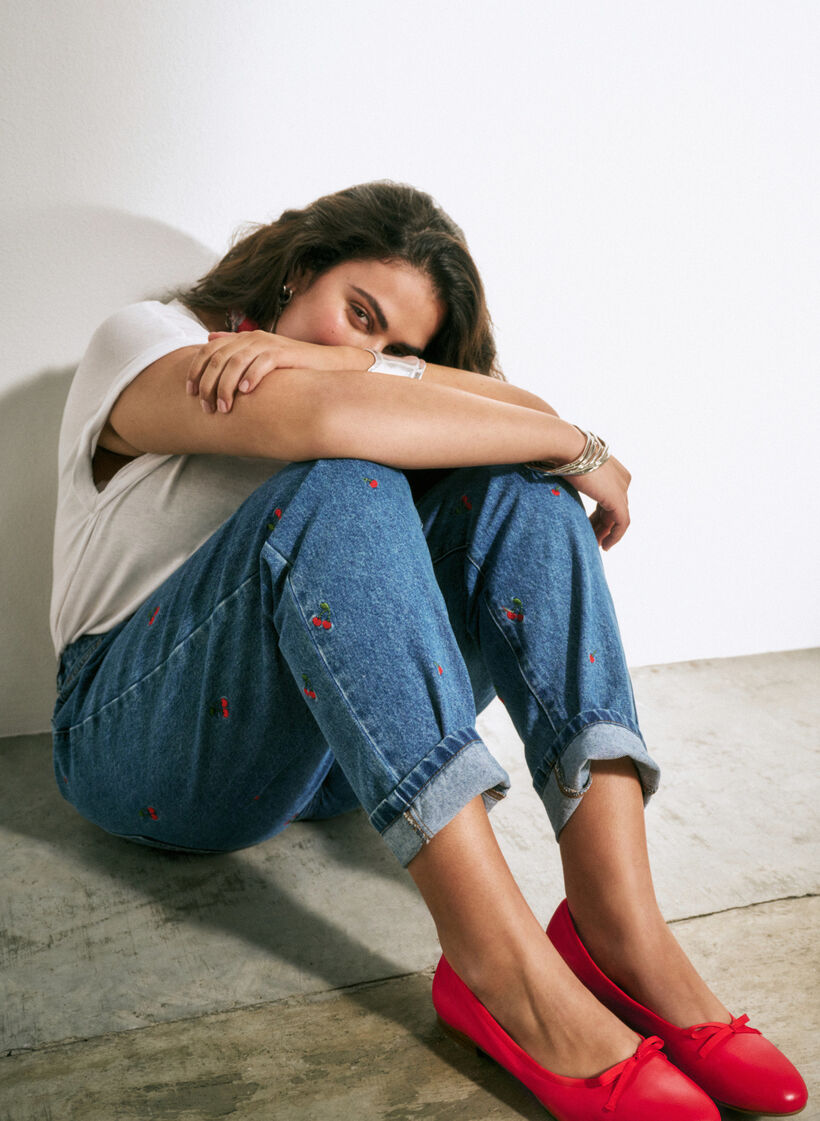 Mille mom fit jeans med broderi, Blå, Image image number 1