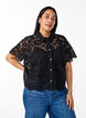 Skjortebluse i blonde med perleknapper, Sort, Model image number 0