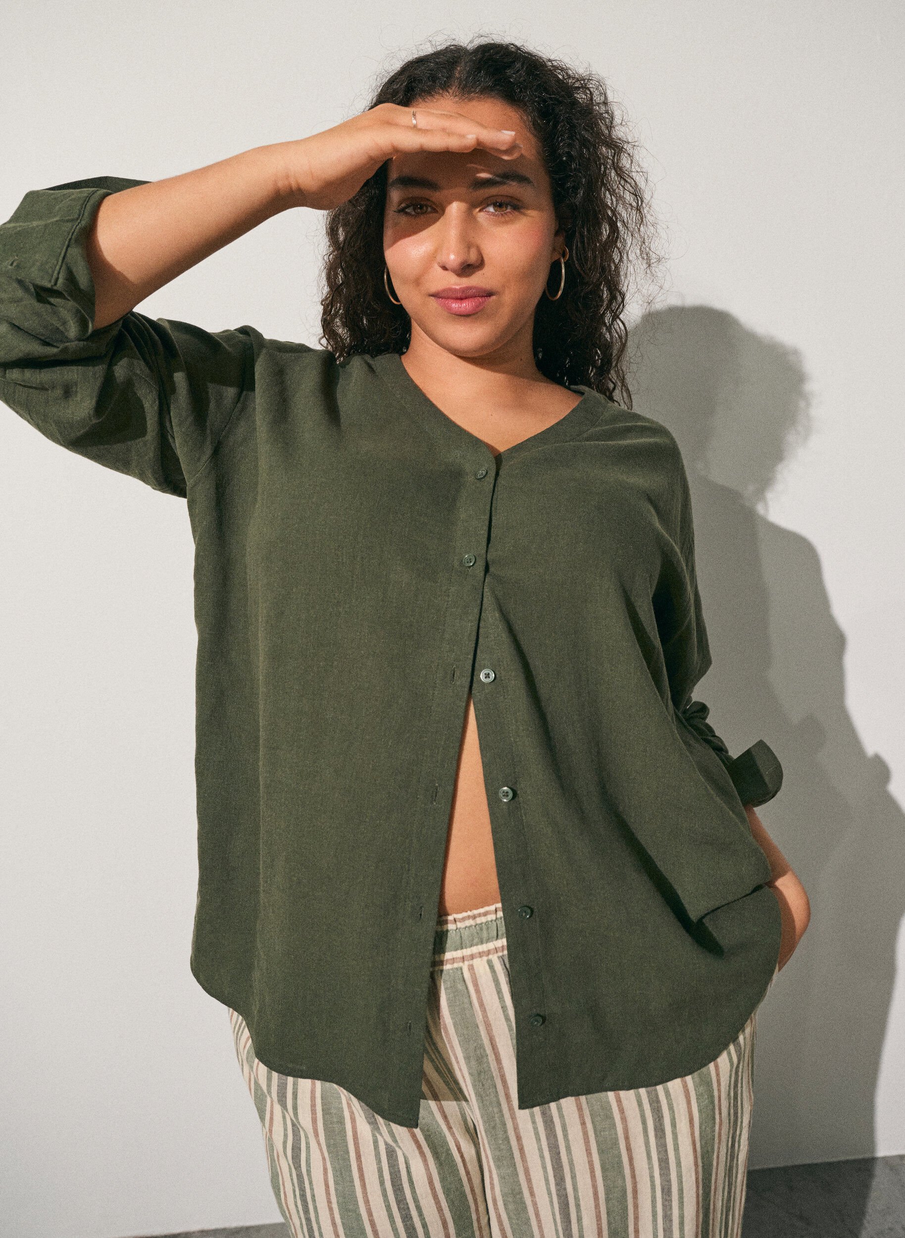 Zizzi Bluse i h&oslash;r og viskose med V-udsk&aelig;ring, Gr&oslash;n, Image image number 0