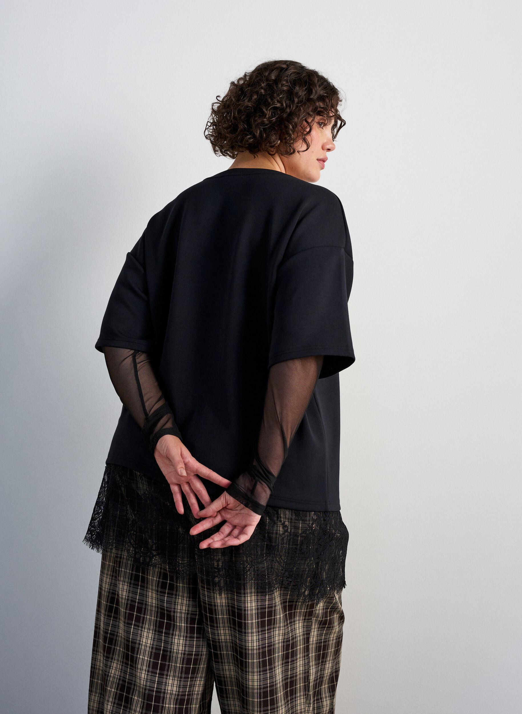 ZizziBluse med mesh&aelig;rmer og blondekant, Sort, Model image number 2