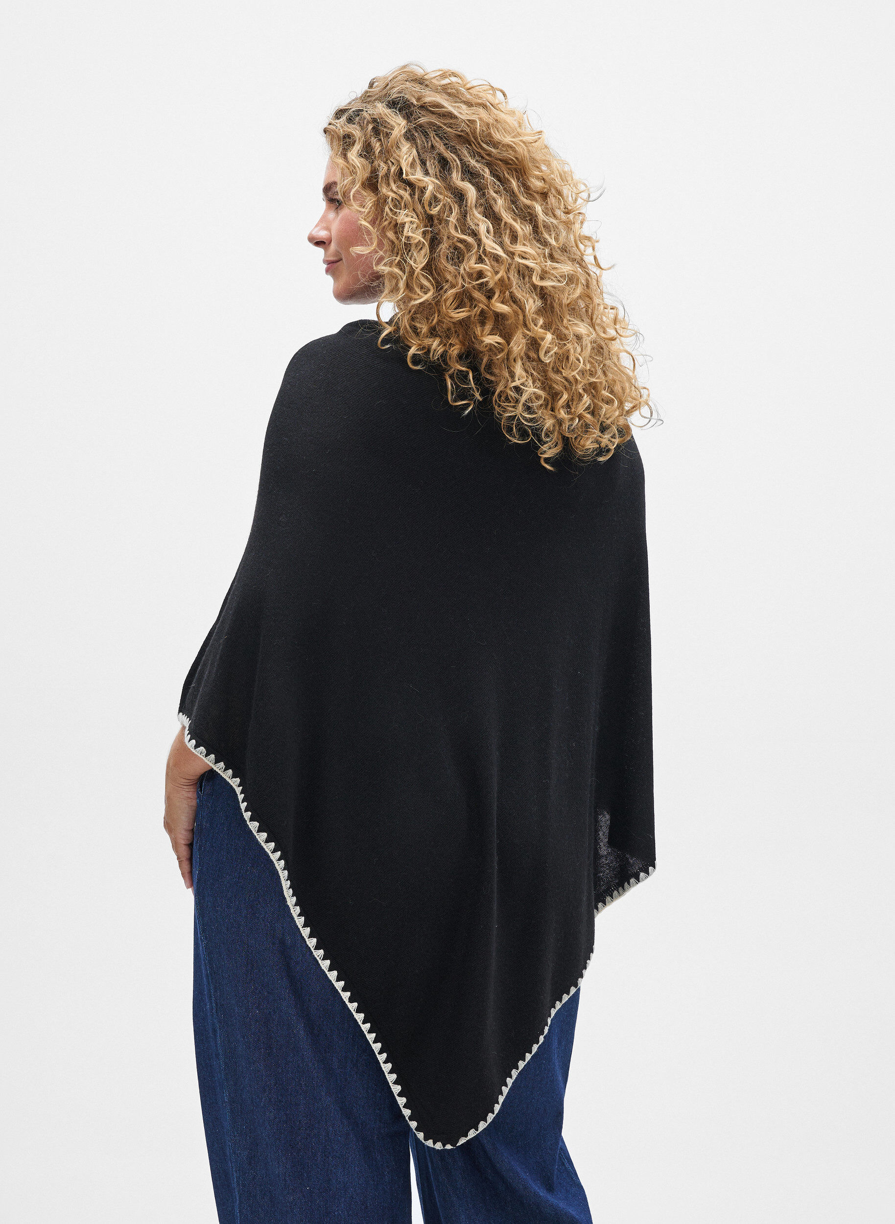 ZizziFinstrikket poncho, Sort, Model image number 2