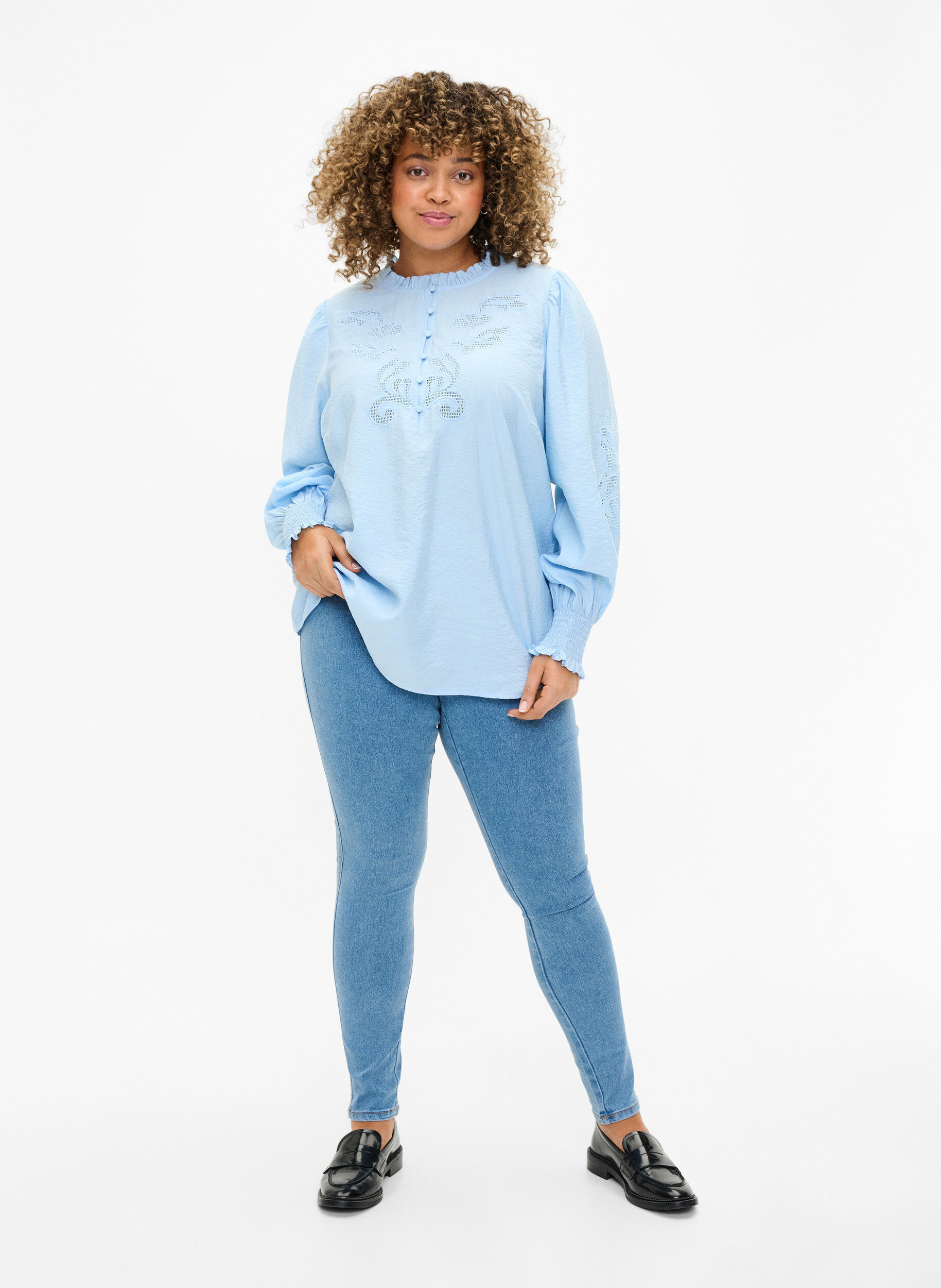 Zizzi Bluse med fl&aelig;ser og broderi anglaise, Chambray Blue, Model image number 2