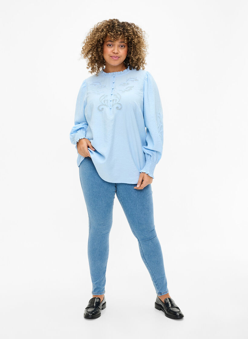 Bluse med flæser og broderi anglaise, Chambray Blue, Model image number 2