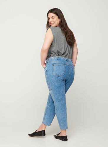 Cropped mom fit Mille jeans med løs pasform, Light blue denim, Model image number 1