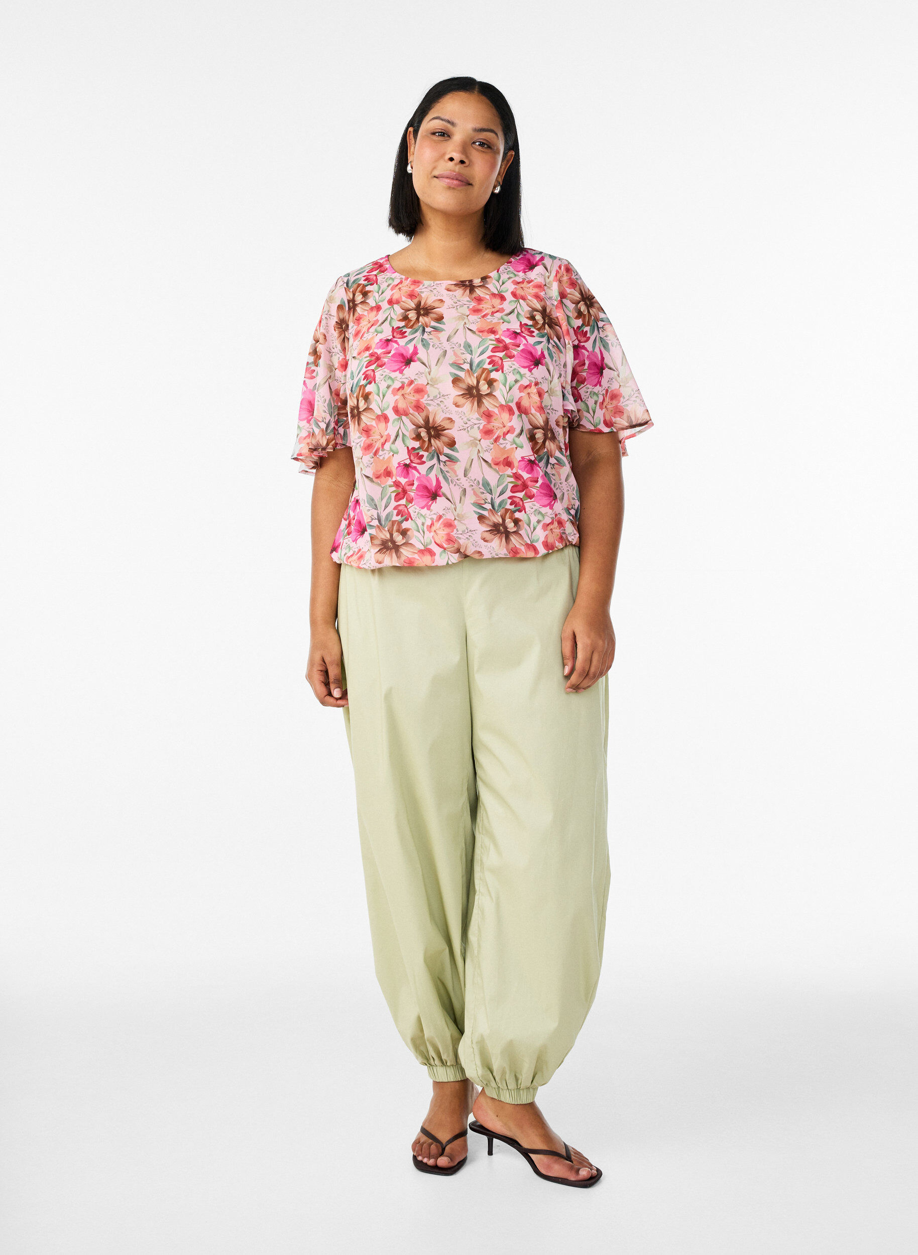 Zizzi Blomstret bluse med korte &aelig;rmer og smock, Lyser&oslash;d, Model image number 1