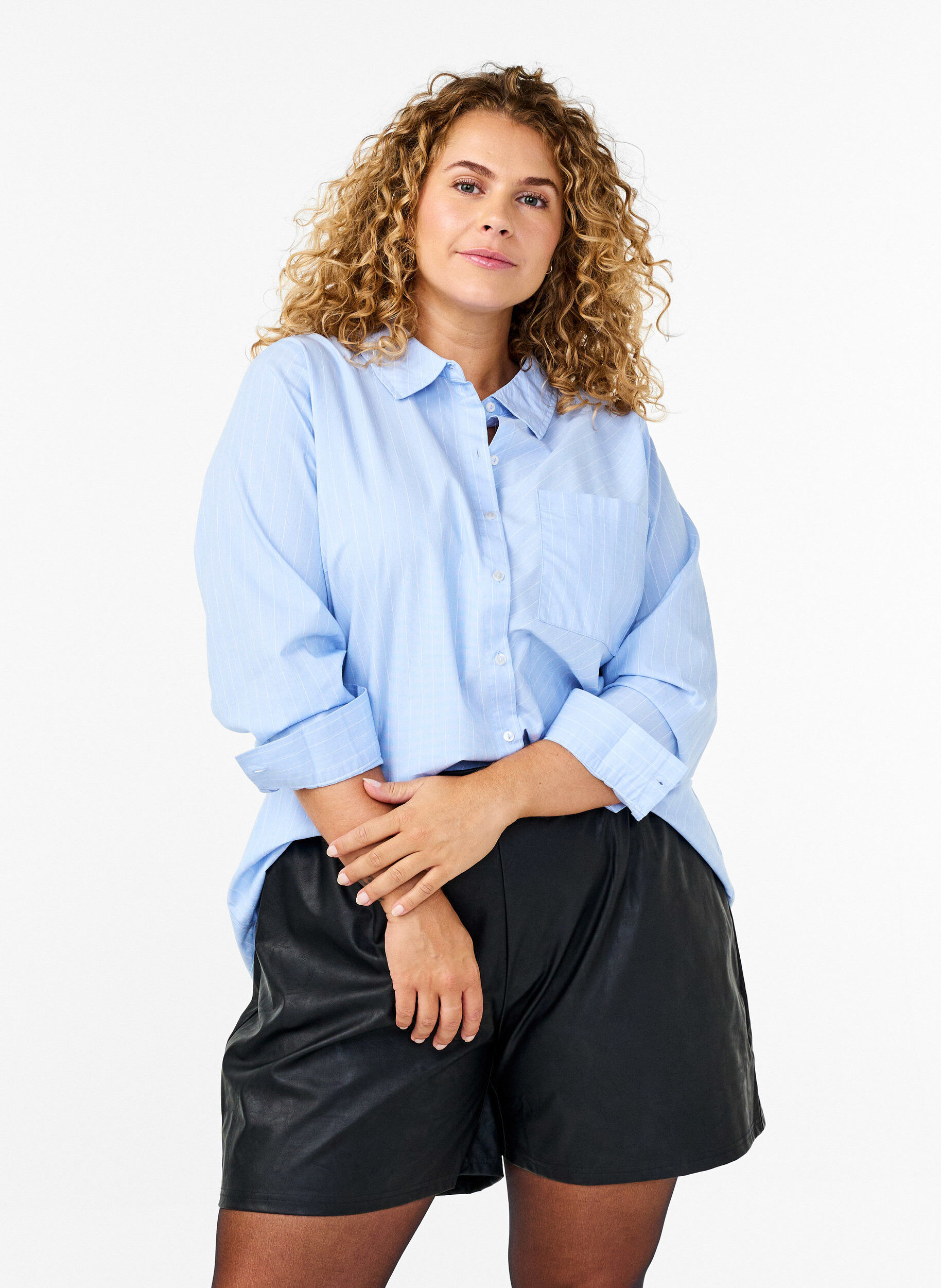 Zizzi L&oslash;se shorts i imiteret l&aelig;der, Black, Model image number 0