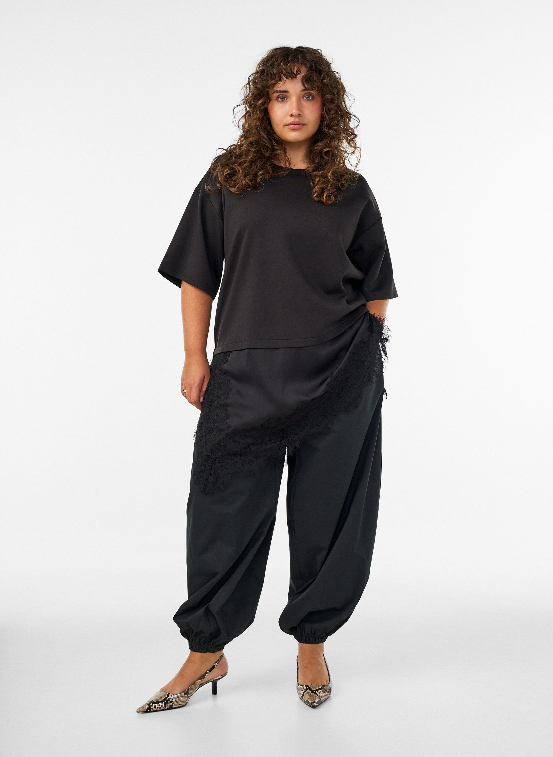 ZizziJerseybluse med lag-p&aring;-lag-look og blonde, Sort, Model image number 1