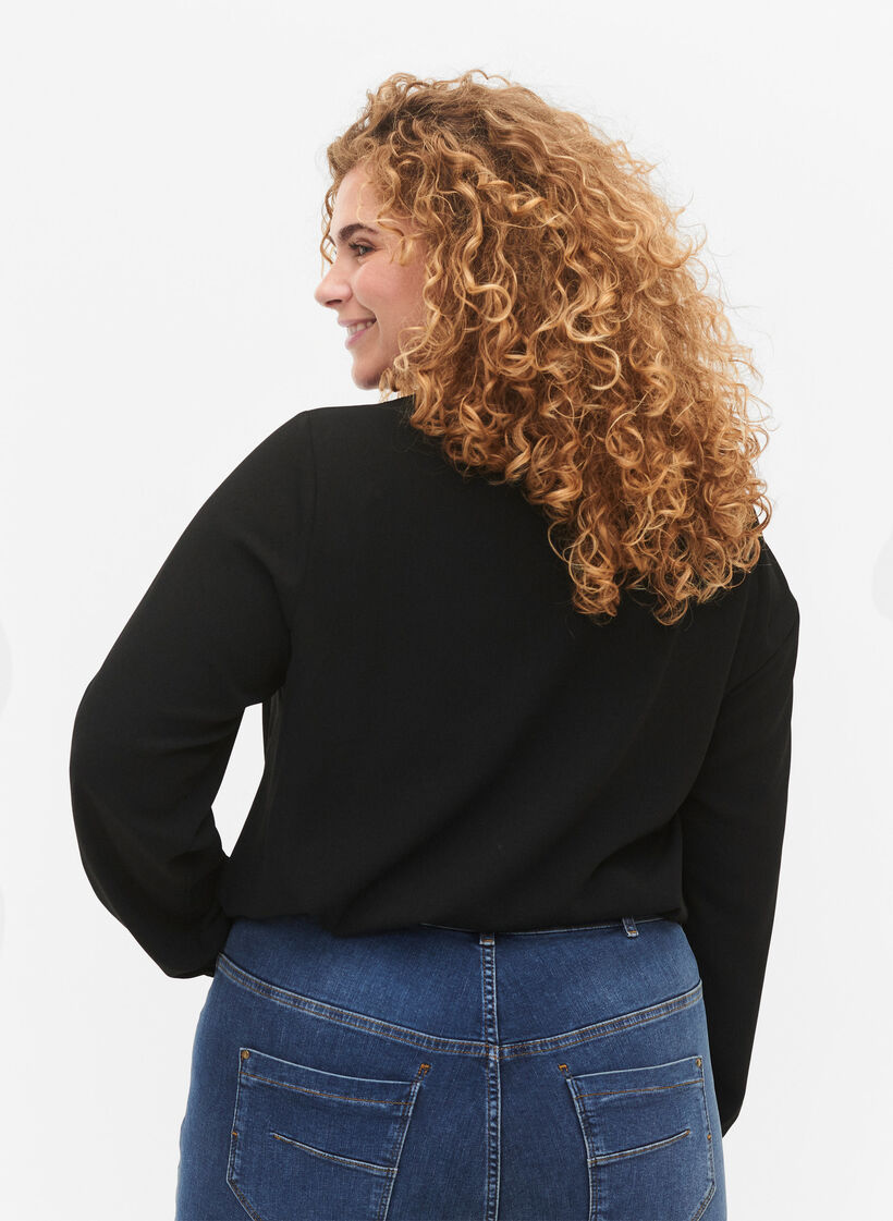 Bluse med v-hals og blondekant, Black, Model image number 1