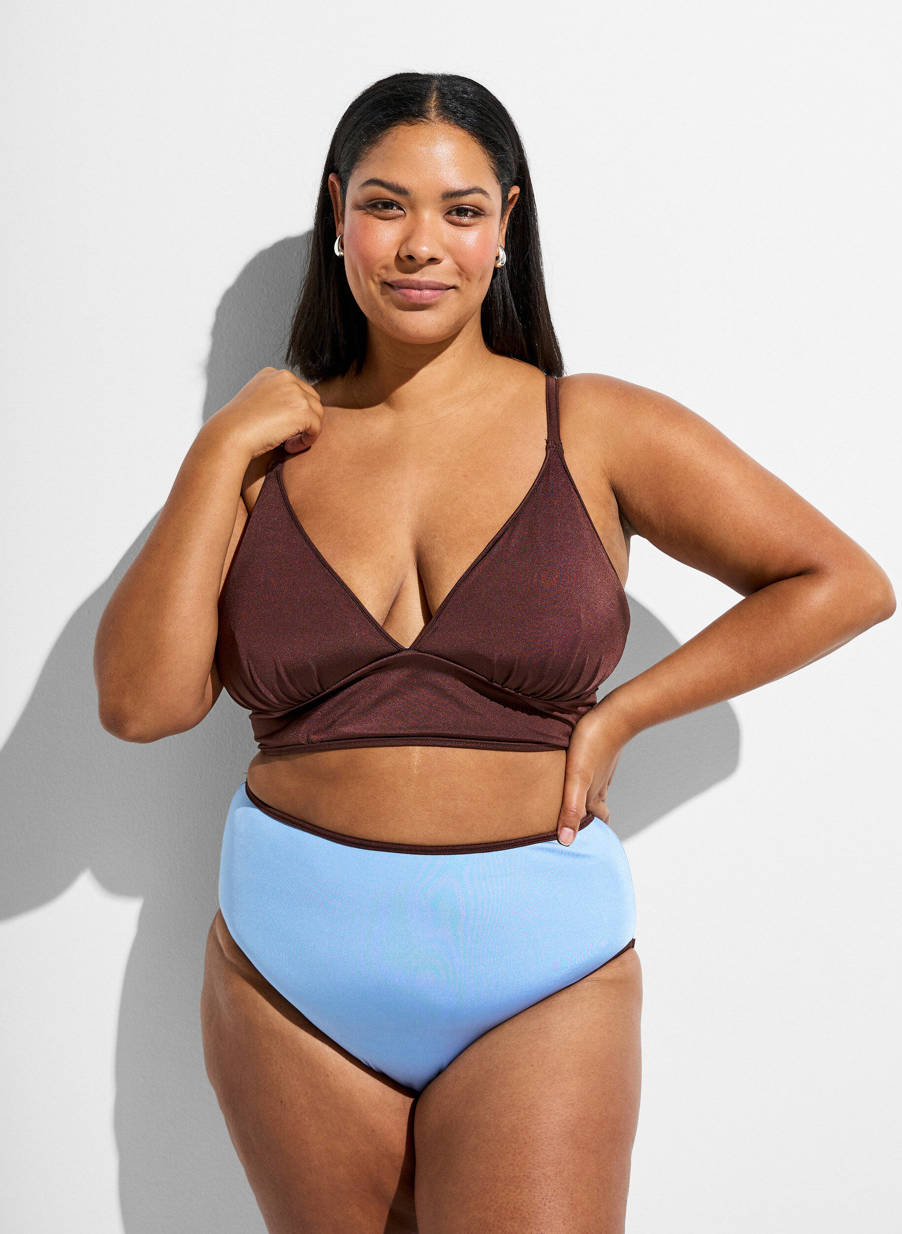ZizziVendbar bikinitop med v-udsk&aelig;ring og krydsstropper, Brun, Model image number 1