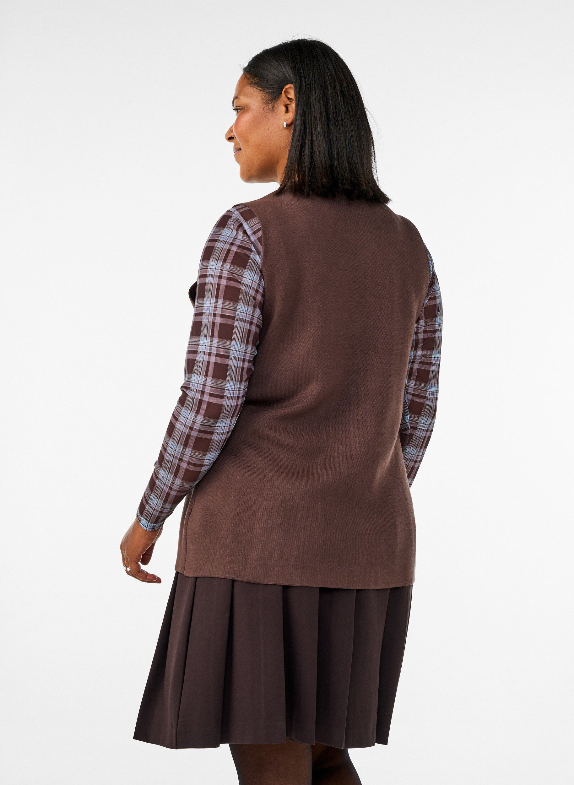 Zizzi&AElig;rmel&oslash;s strikvest med dekorative knapper, Brun, Model image number 2