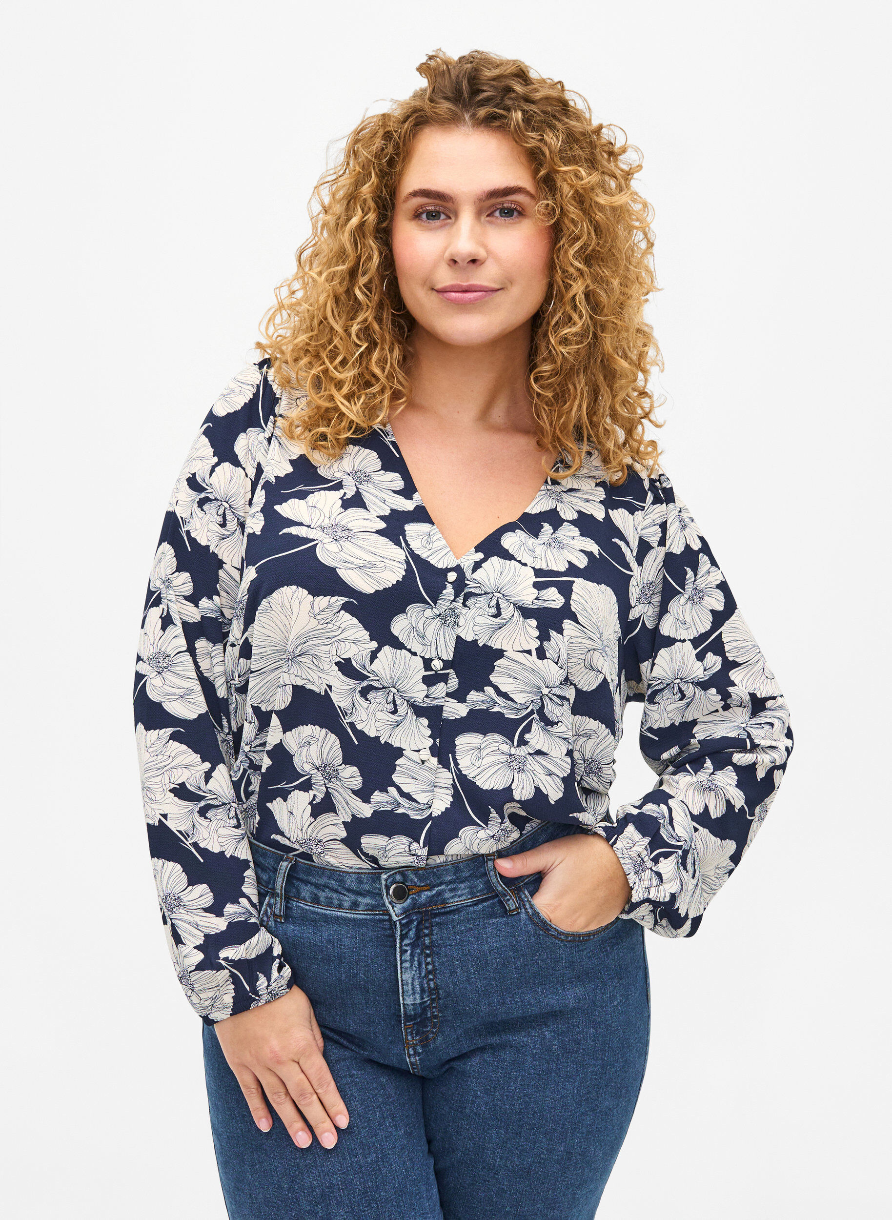 Zizzi Skjortebluse med v-hals og print, Navy B. Flower AOP, Model image number 0