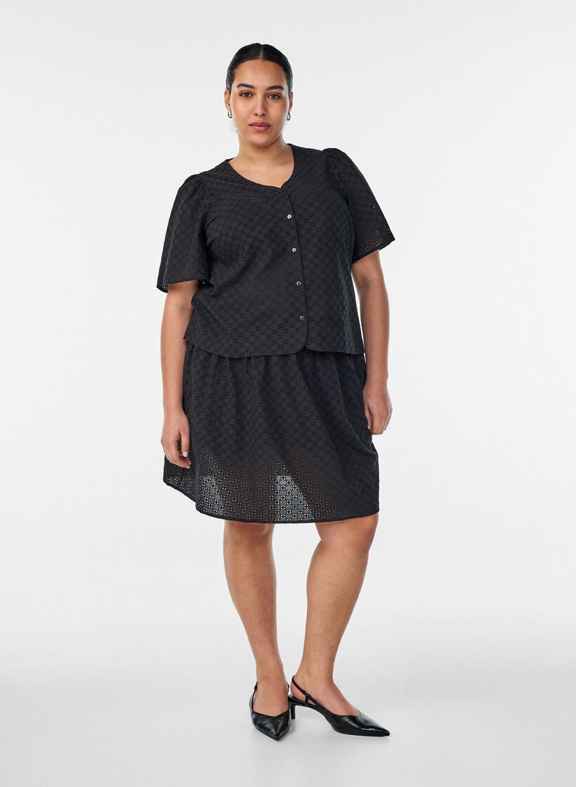 Bluse i broderie anglaise med knaplukning, Sort, Model image number 1